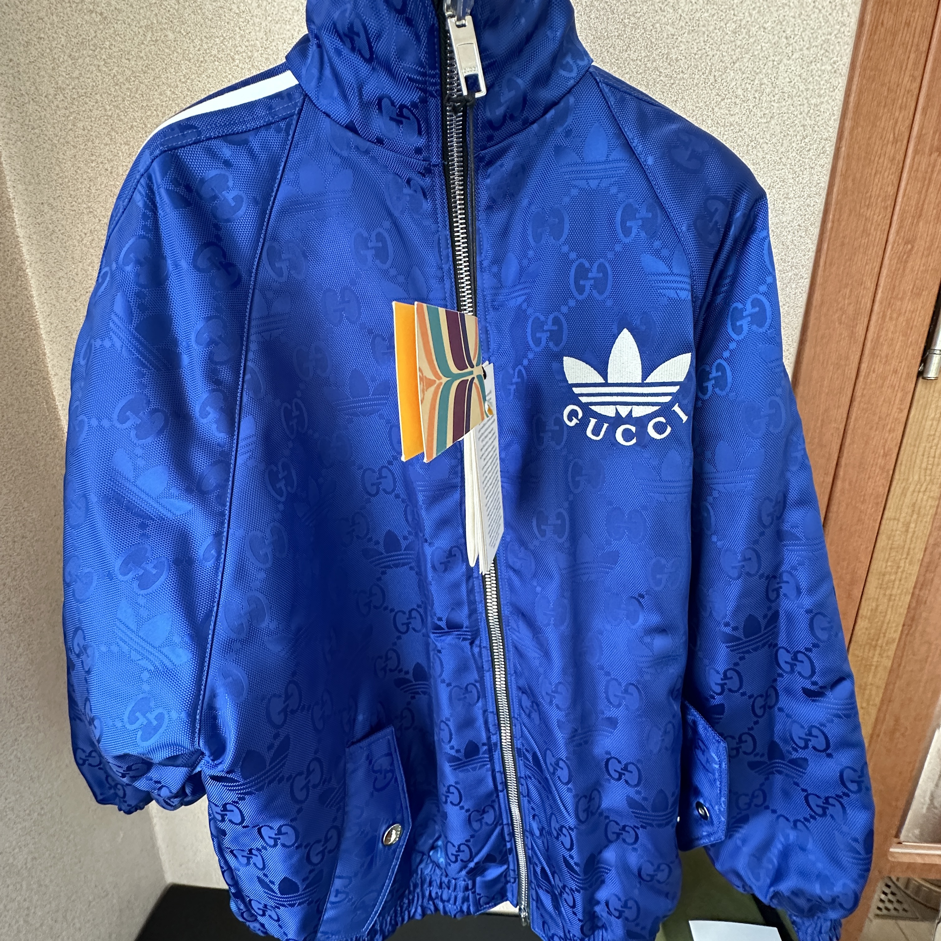 (W) Gucci x Adidas GG Canvas Reversible Bomber Jacket Beige Ebony 착용 스타일 - 1