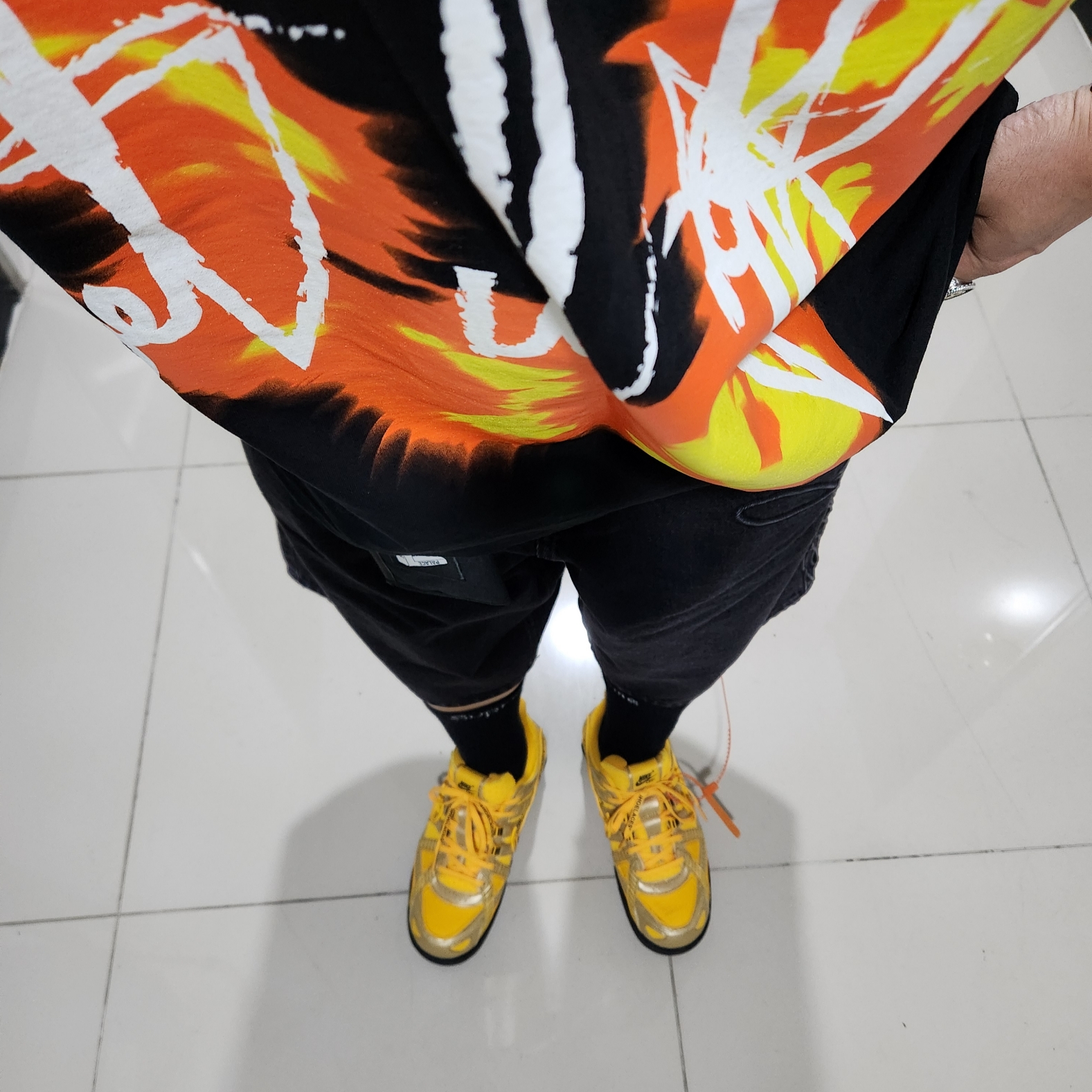 Supreme Script Baggy Denim Short Washed Black - 24SS, Nike x Off-White Air Rubber Dunk University Gold 착용 스타일 - 1