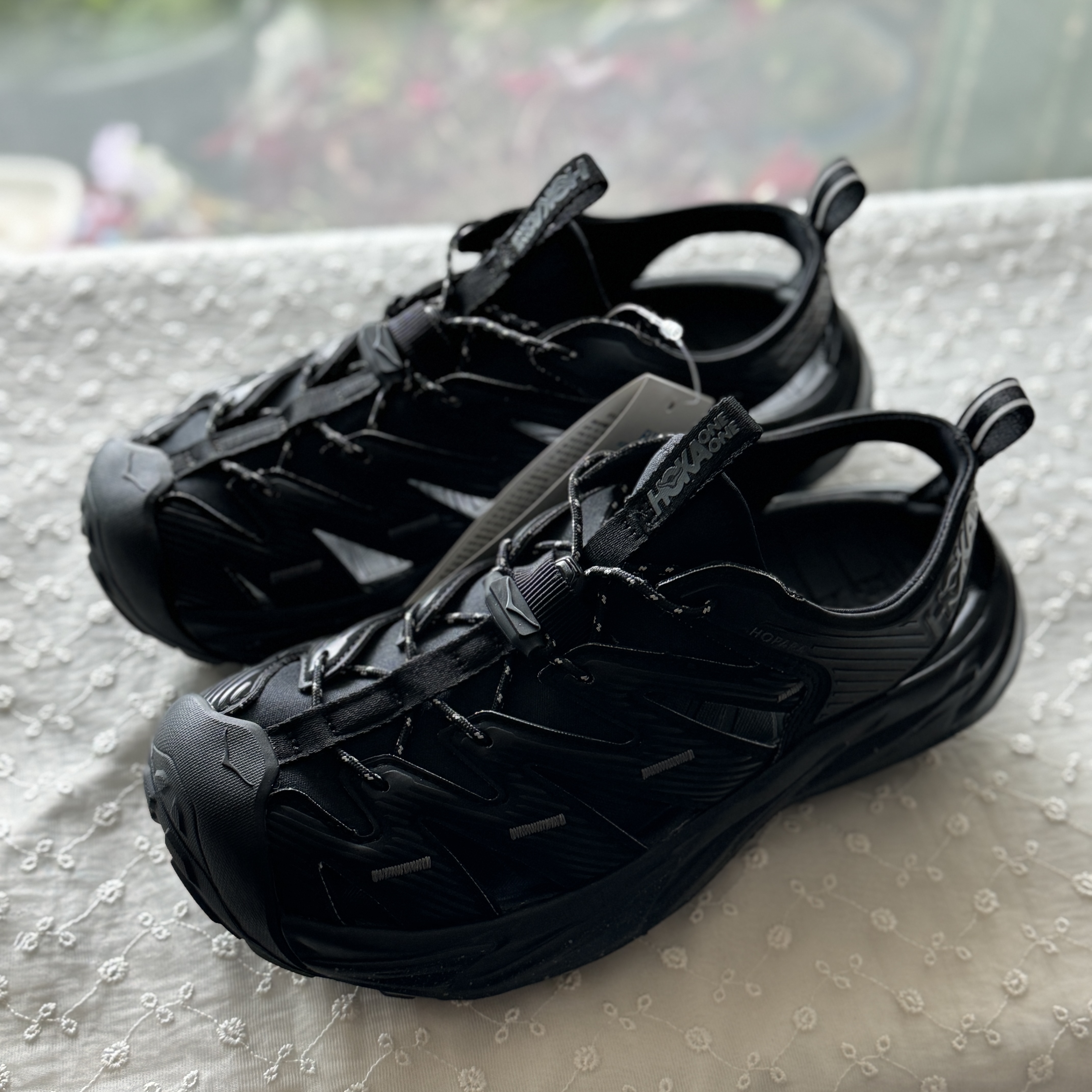 Hoka Hopara Black Castle Rock 착용 스타일