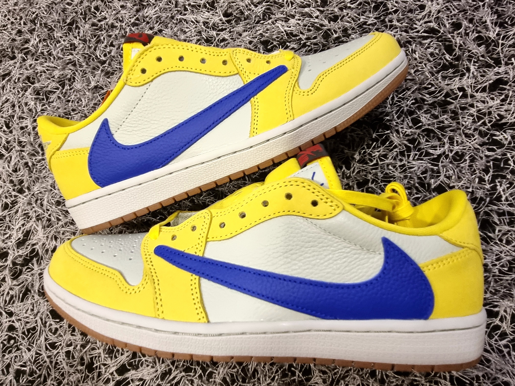 (W) Jordan 1 x Travis Scott Retro Low OG SP Canary 착용 스타일 - 3