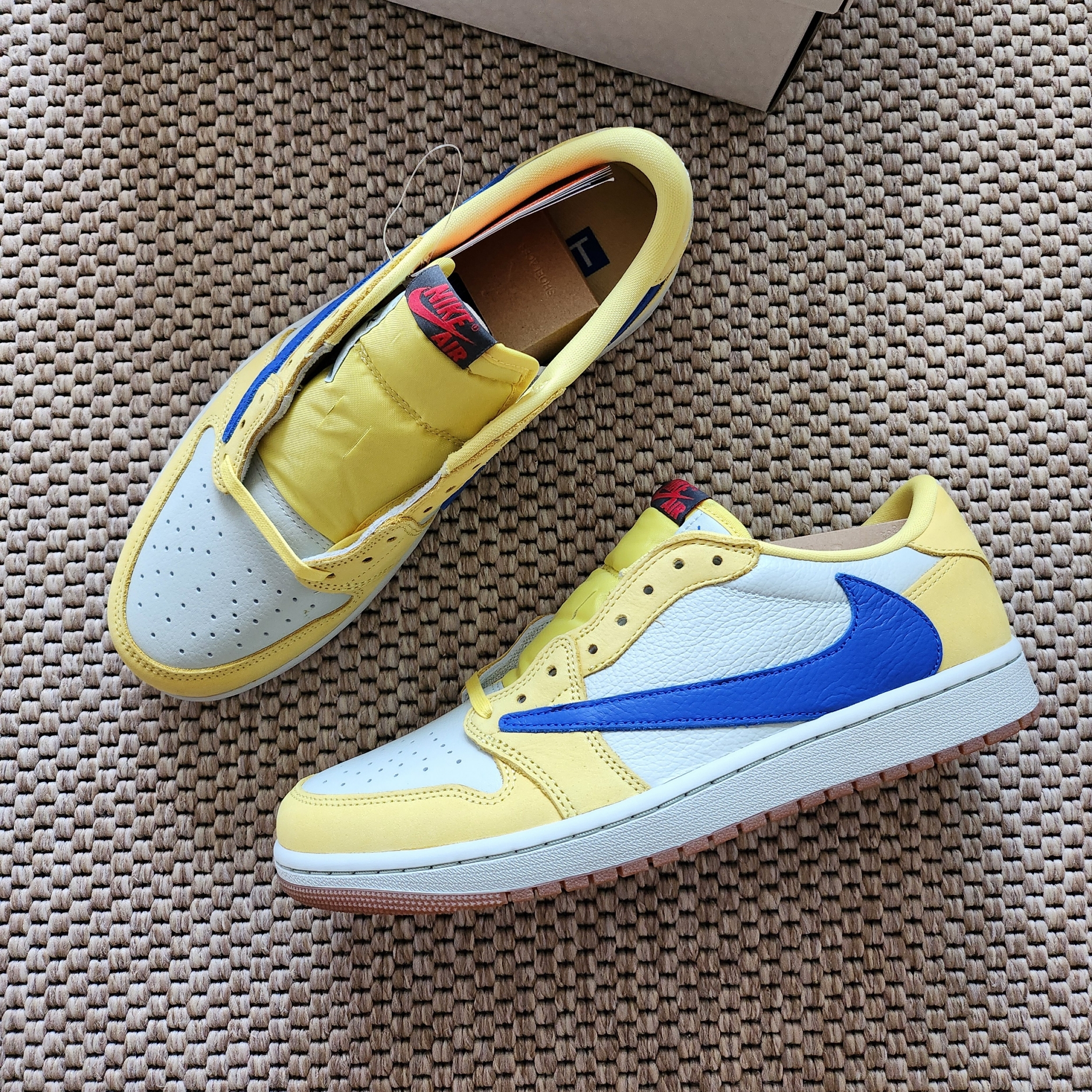 (W) Jordan 1 x Travis Scott Retro Low OG SP Canary 착용 스타일 - 2