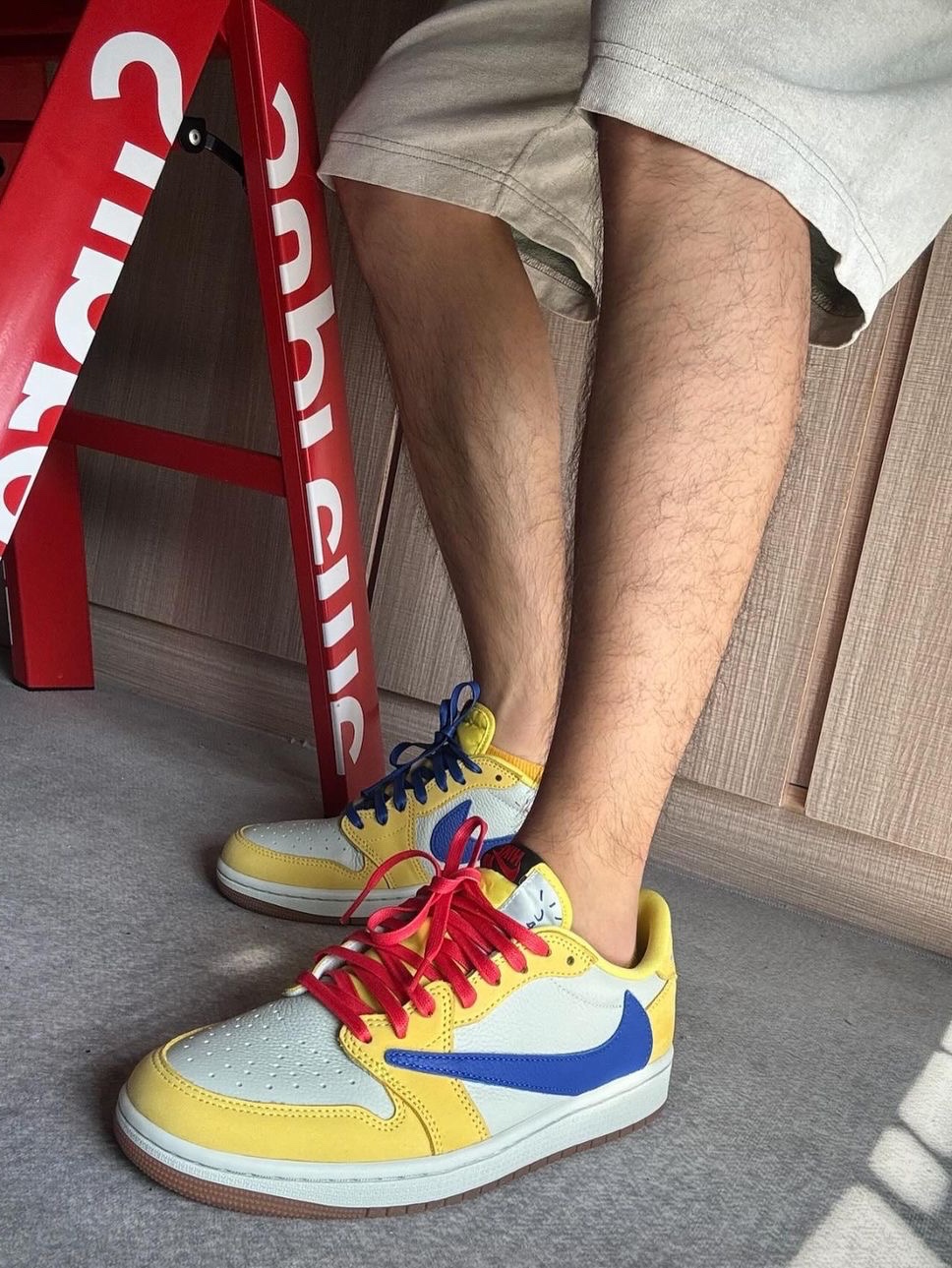 (W) Jordan 1 x Travis Scott Retro Low OG SP Canary 착용 스타일 - 1