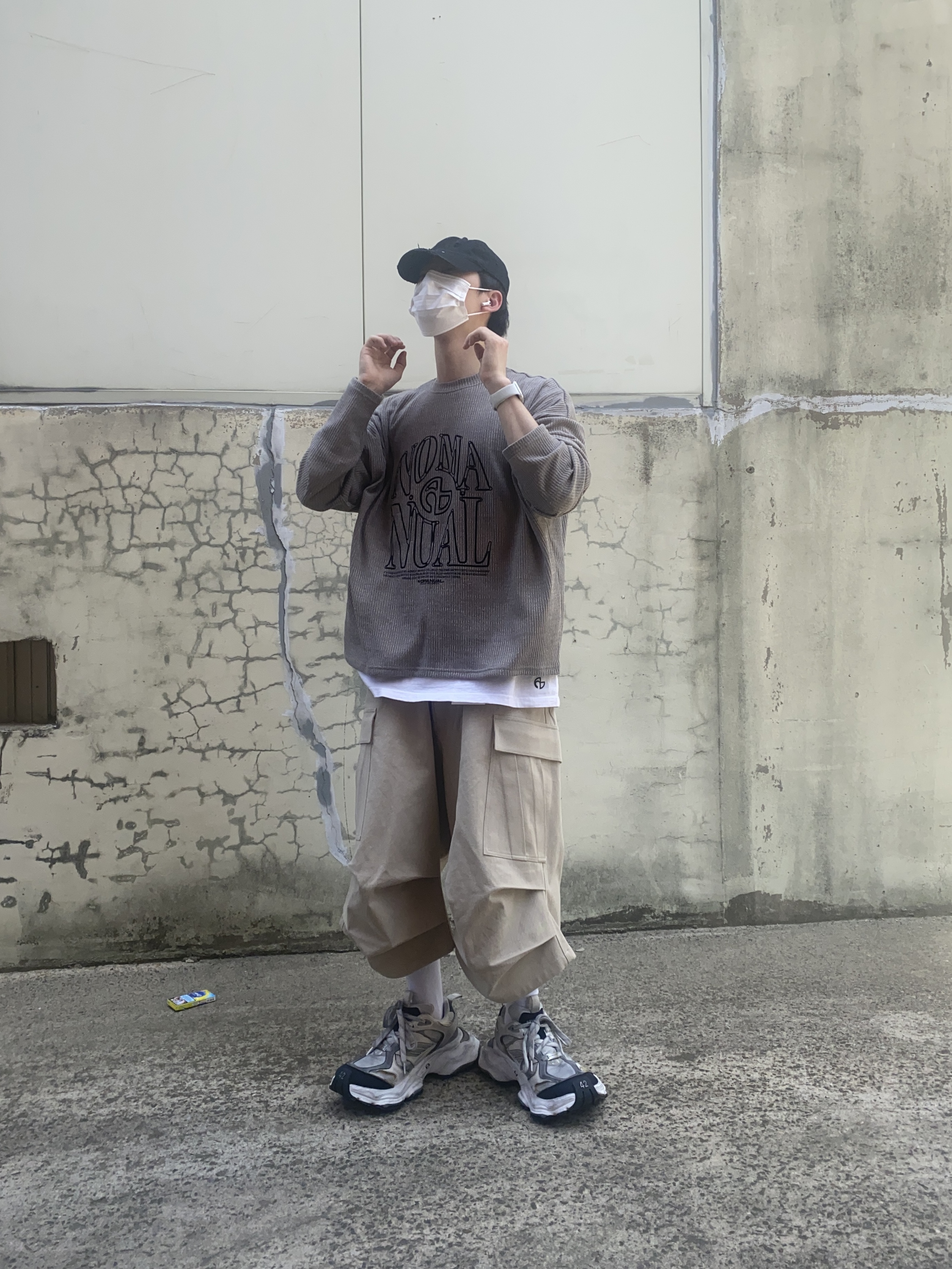 Balenciaga Cargo Sneakers White Grey, Nonnod Side Cargo Shorts Beige 착용 스타일 - 3