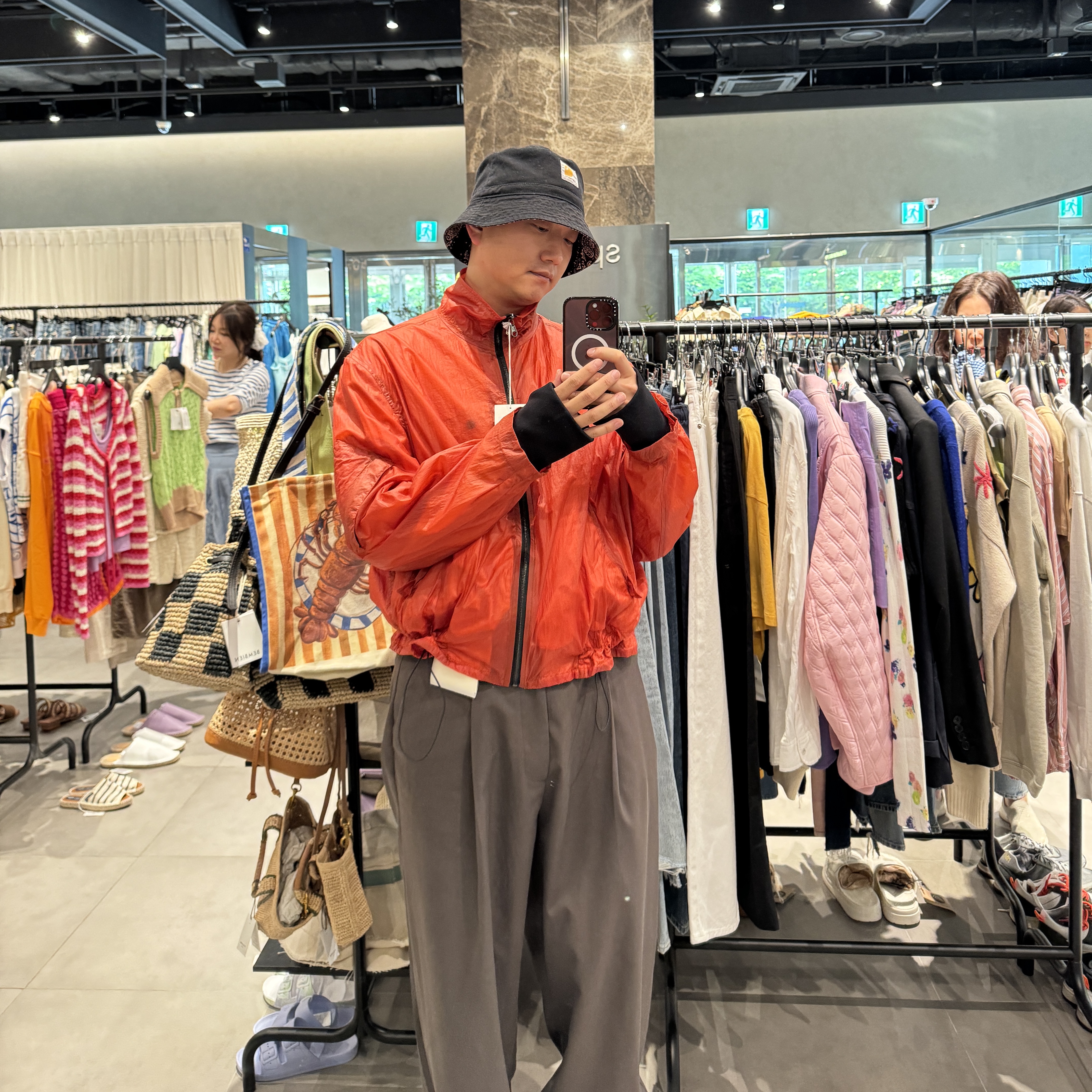Stussy Wave Dye Beach Shell Jacket Bone, (W) Nike Shox TL Black and Max Orange 착용 스타일 - 3