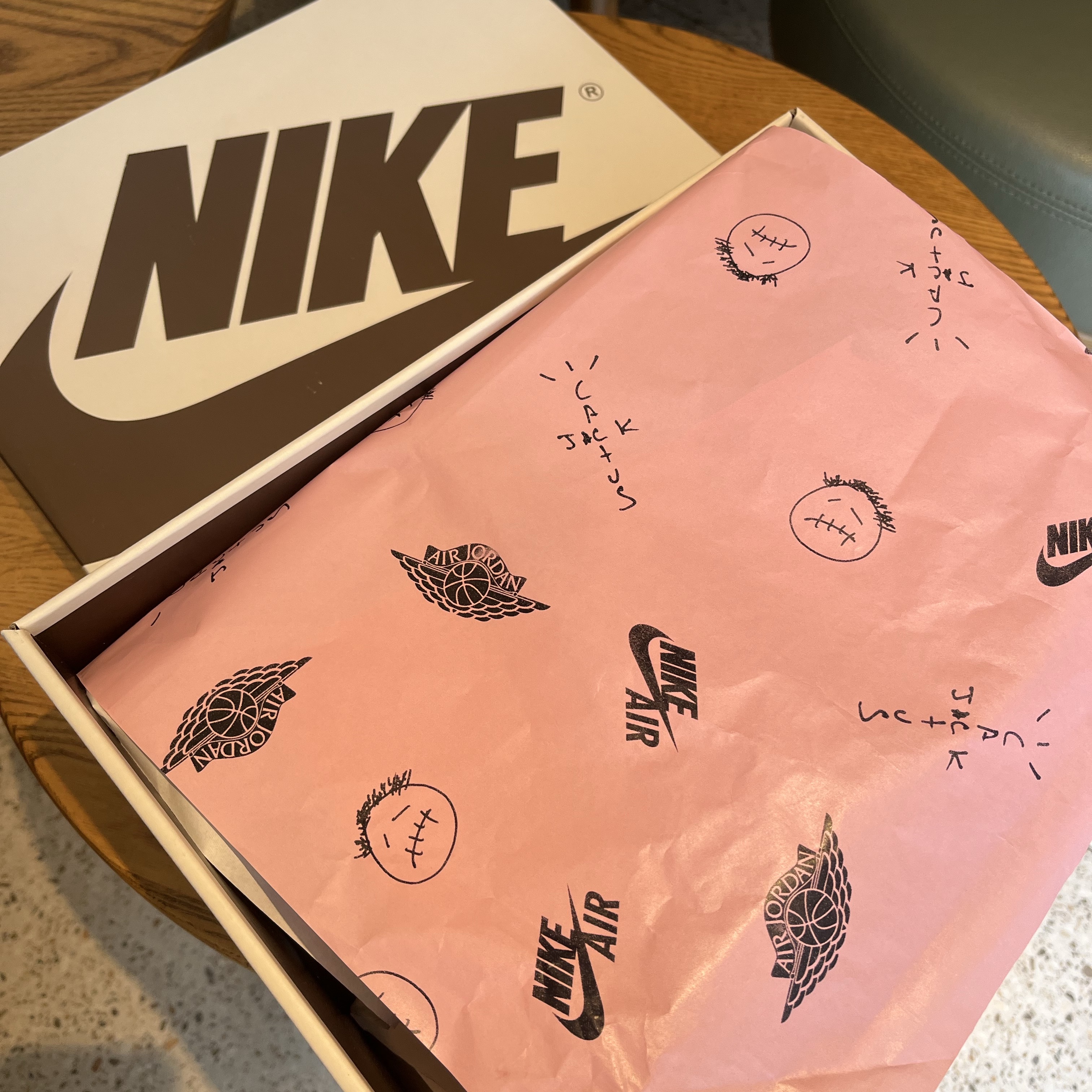 (W) Jordan 1 x Travis Scott Retro Low OG SP Canary 착용 스타일 - 2