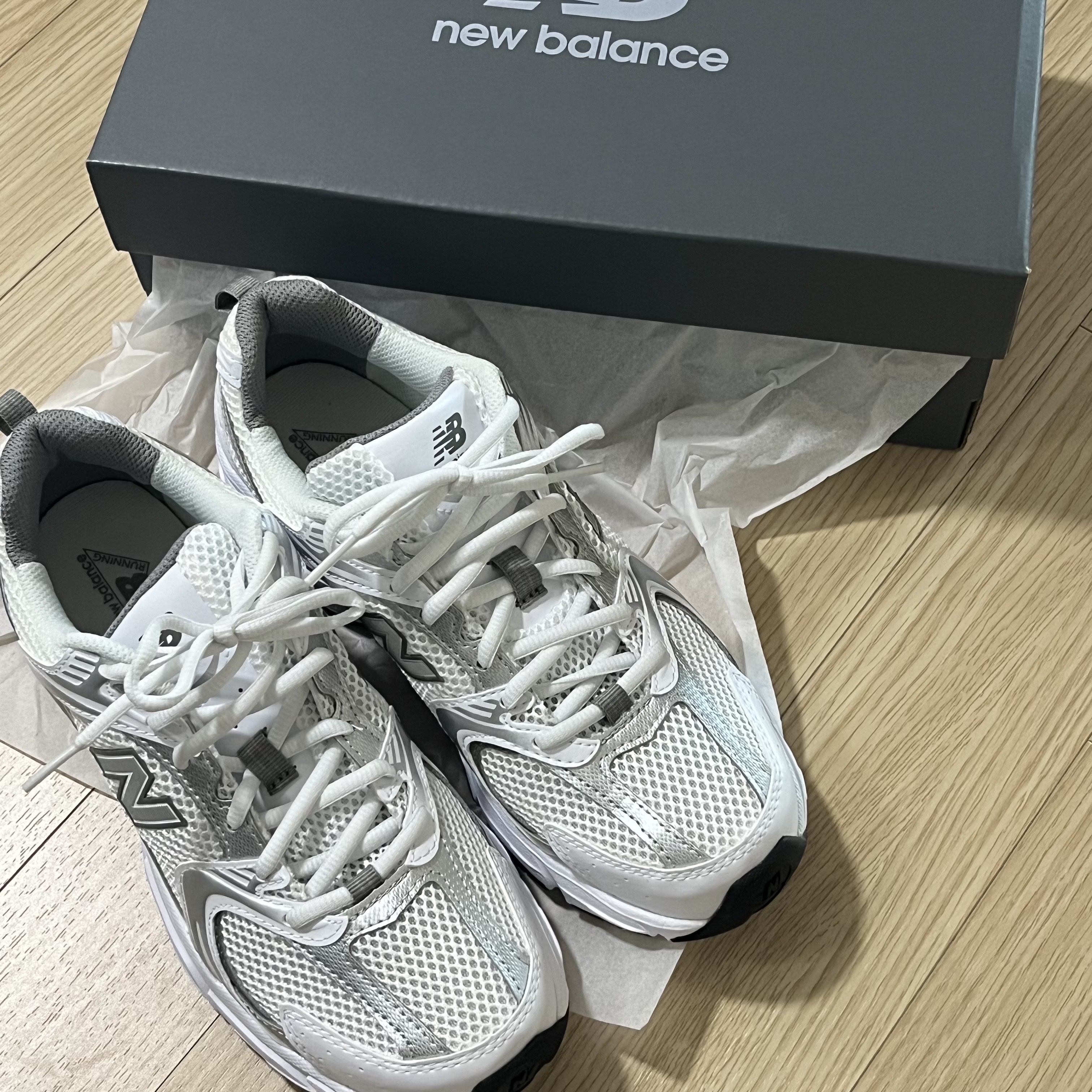 New Balance 530 White Silver 착용 스타일
