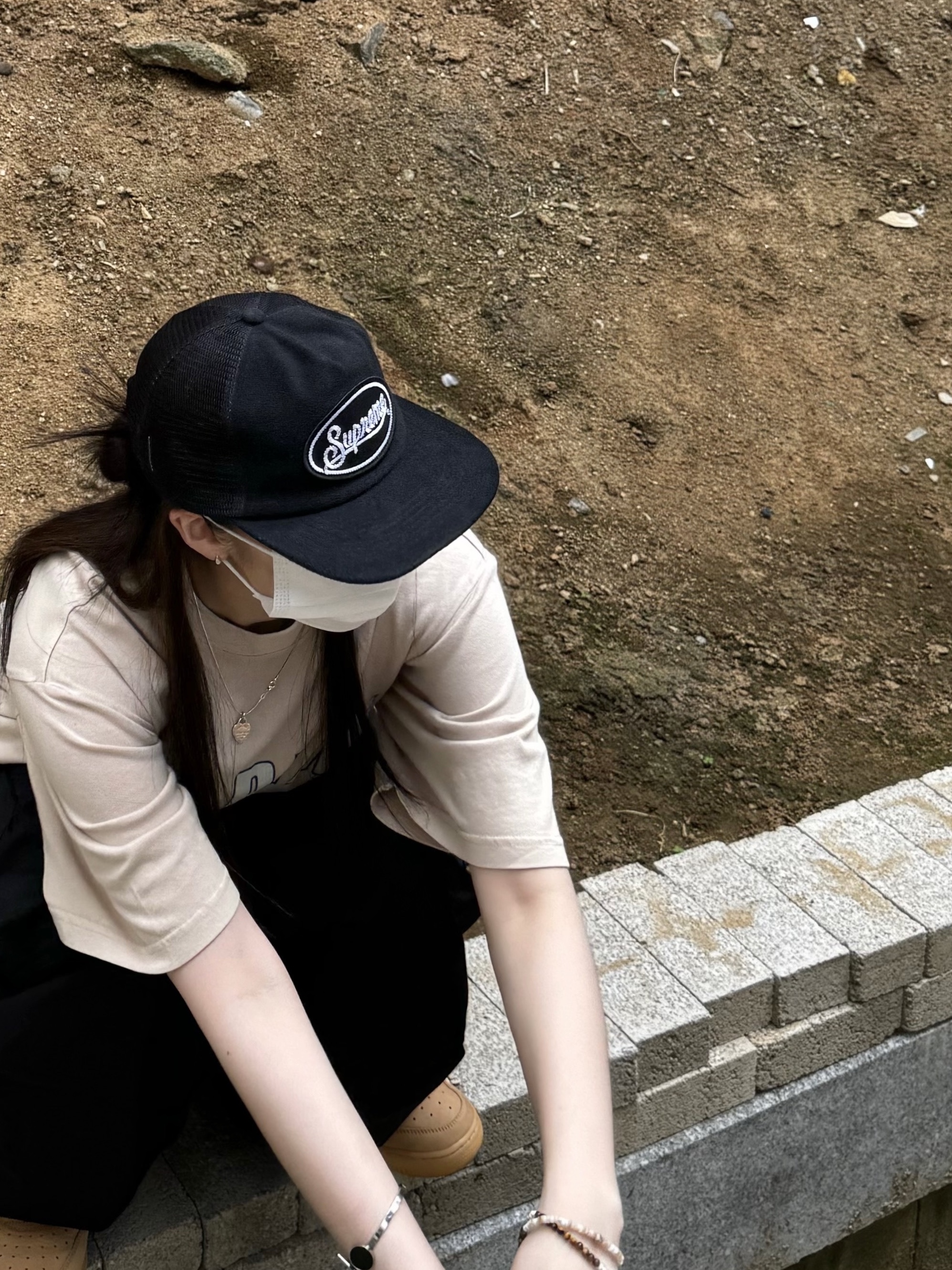 Supreme Terry Mesh Back 5-Panel Black - 24SS, Supreme Cracked Arc S/S Top Light Tan - 24SS 착용 스타일 - 3