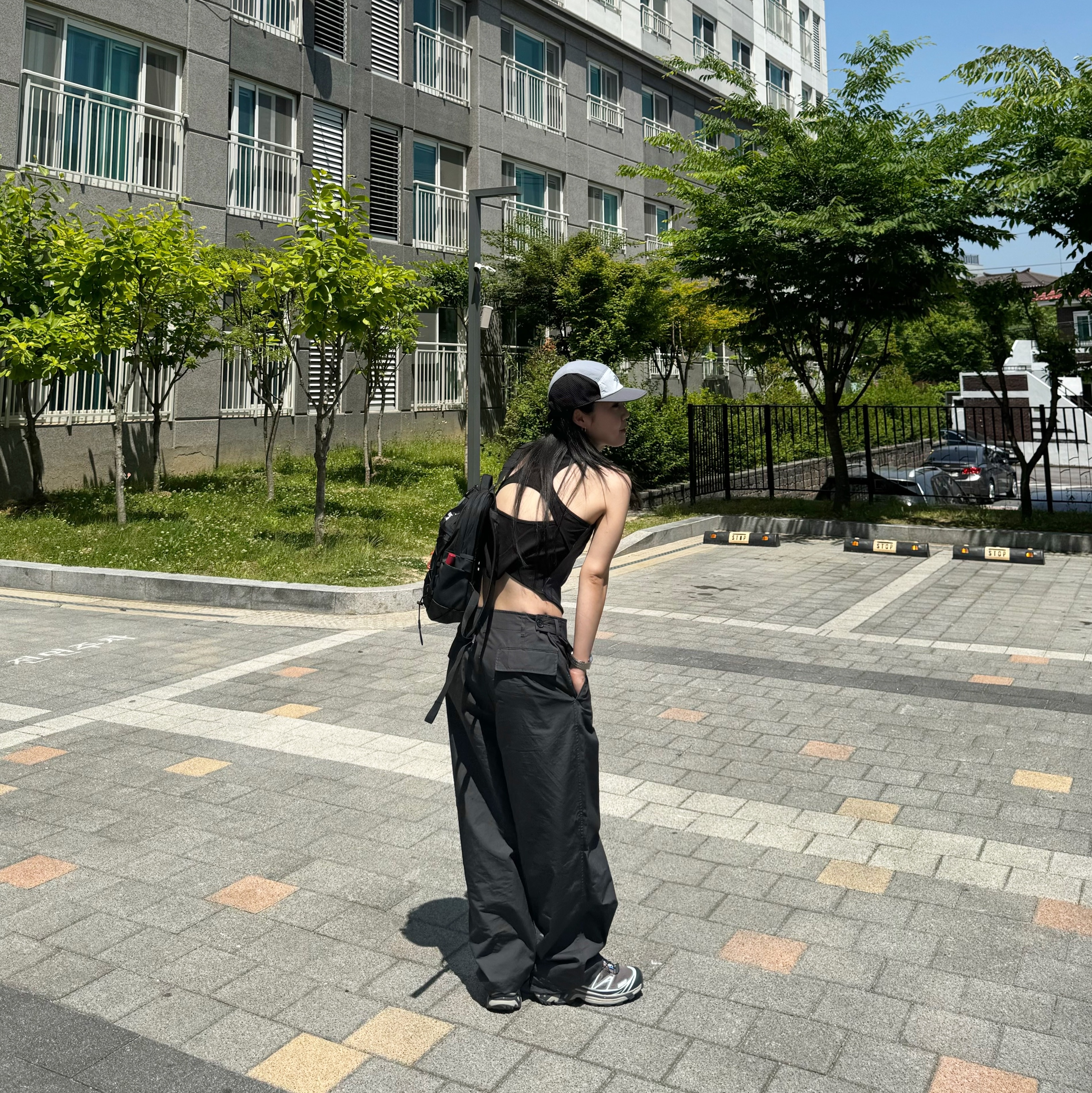 아트오브필드 슬릿 메쉬 슬리브리스 셔츠 블랙, 노스페이스 보레알리스 미니 백팩 블랙 착용 스타일 - 2