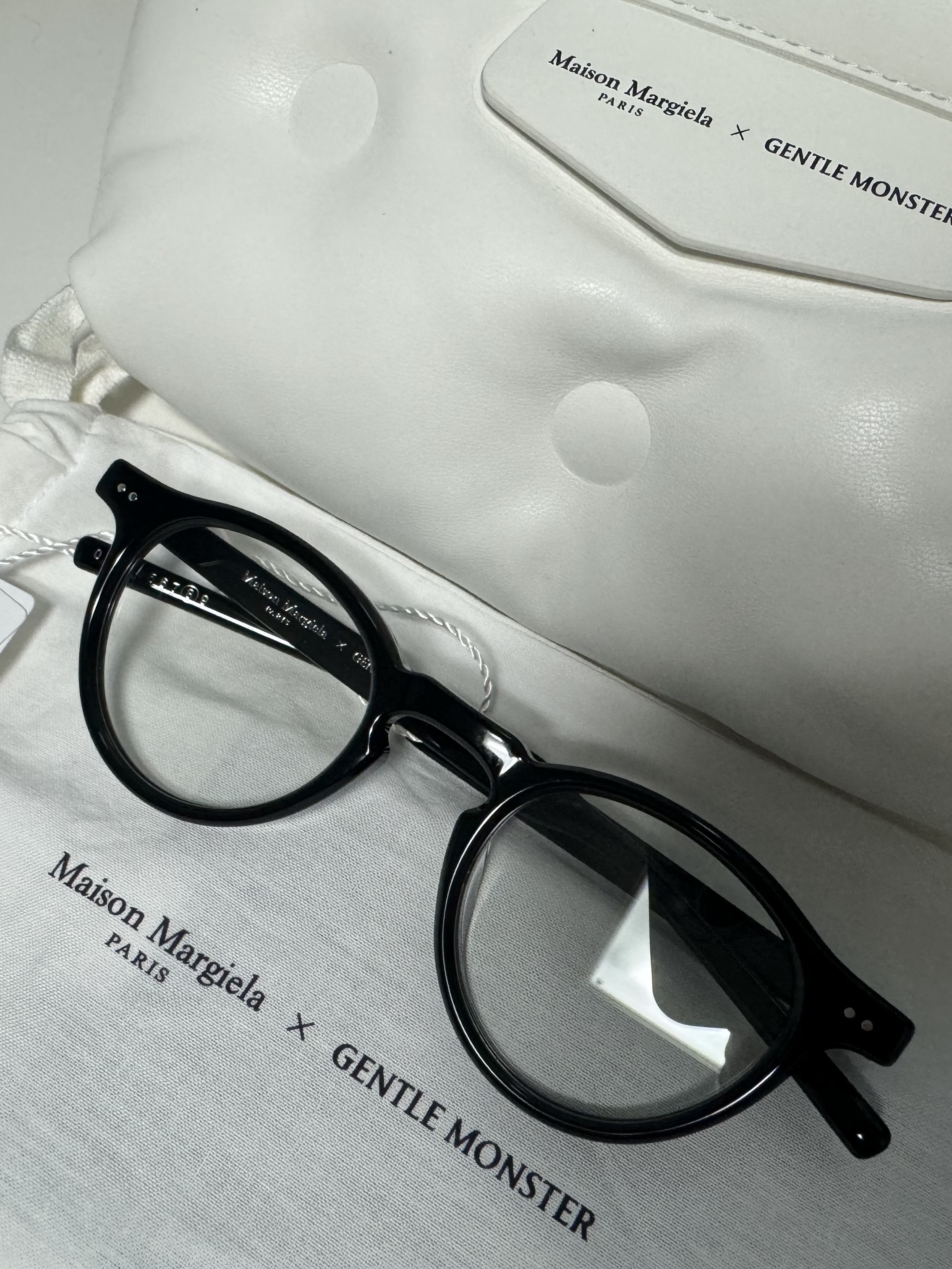 Gentle Monster x Maison Margiela MM116 Black Clear 착용 스타일 - 2