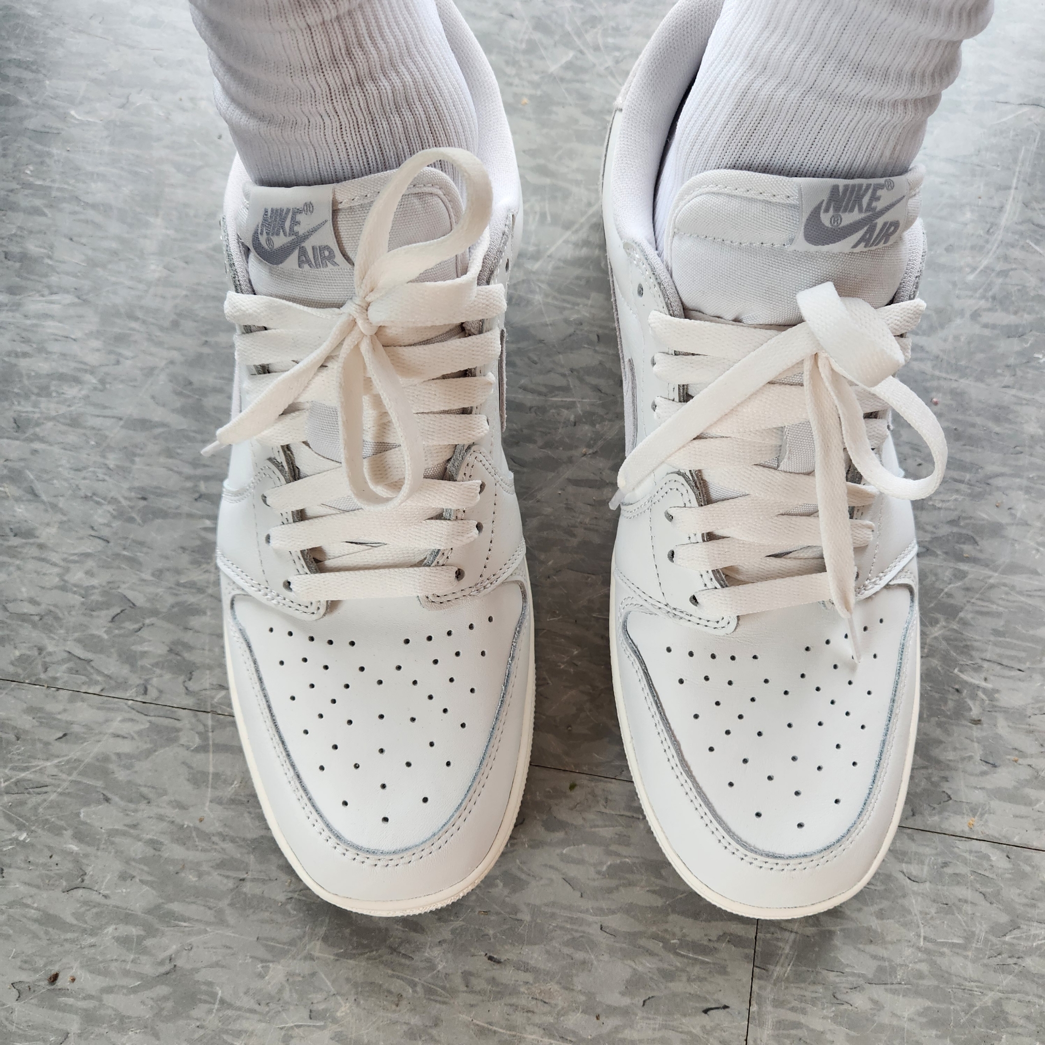 Jordan 1 Low 85 Neutral Grey, Nike Strike Crew Socks White (Korean Ver.) 착용 스타일 - 2