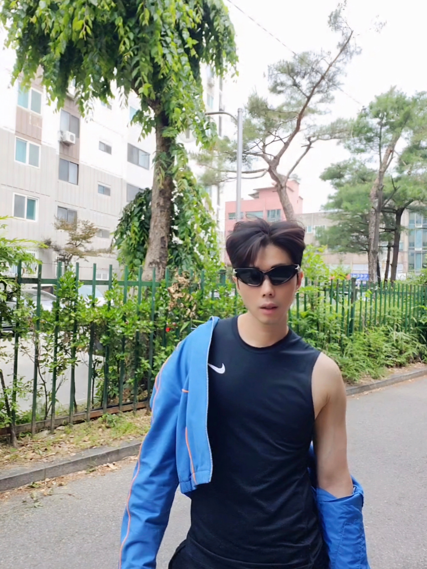 Gentle Monster Paso 01 Black, (W) Nike NSW Woven Jacket Star Blue Bright Mandarin - Asia 착용 스타일 - 2