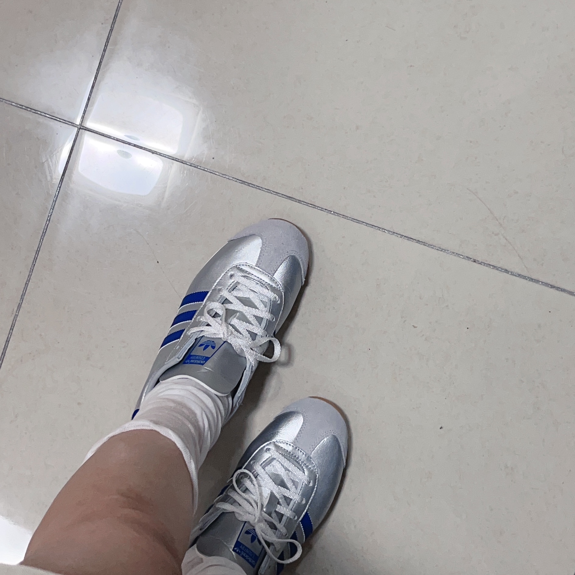 Adidas Country OG Matte Silver Bright Blue 착용 스타일 - 2