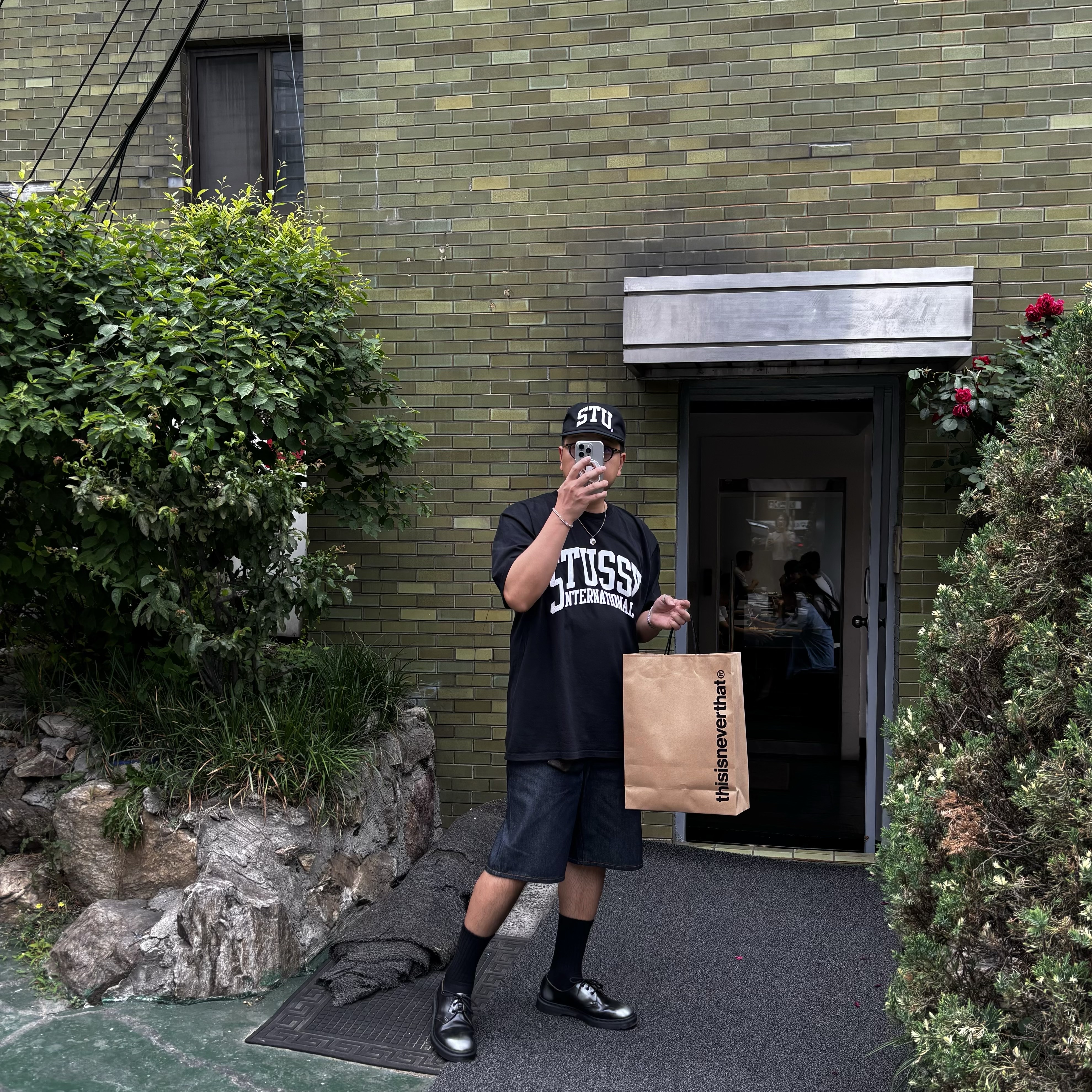 Dr. Martens x Supreme 1461 Gray Silver, Stussy International Pigment Dyed T-Shirt Black 착용 스타일 - 1