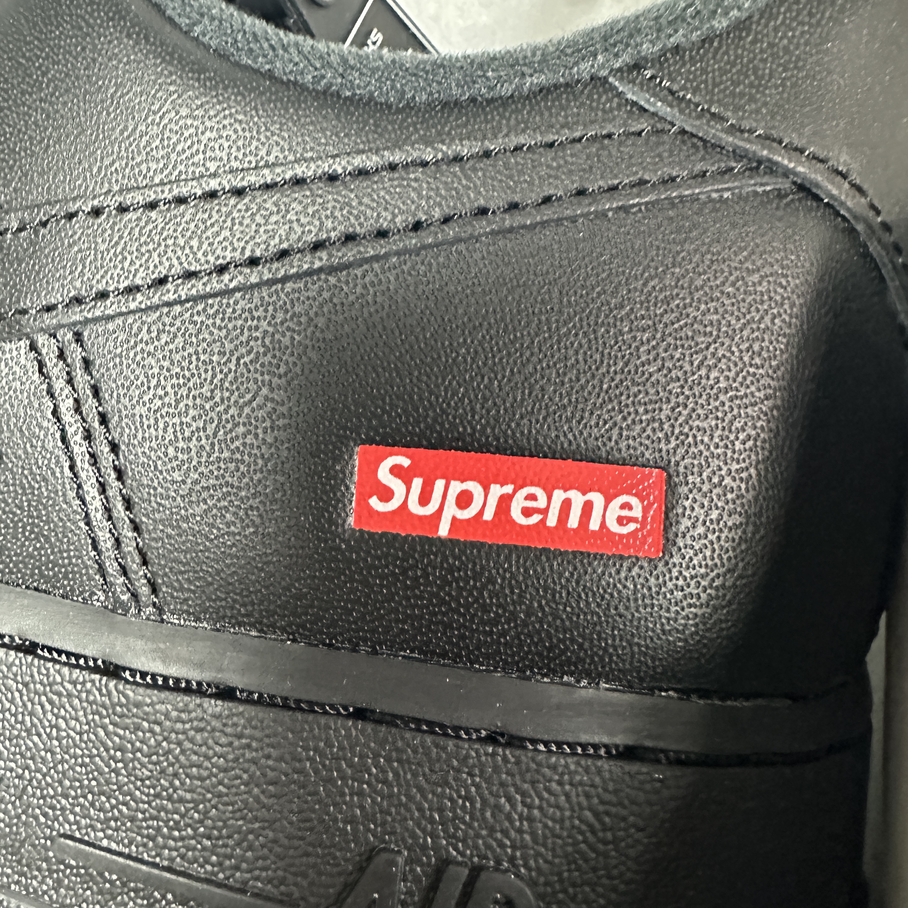 Nike x Supreme Air Force 1 Low Black, Nike x Supreme Air Force 1 Low White 착용 스타일 - 2