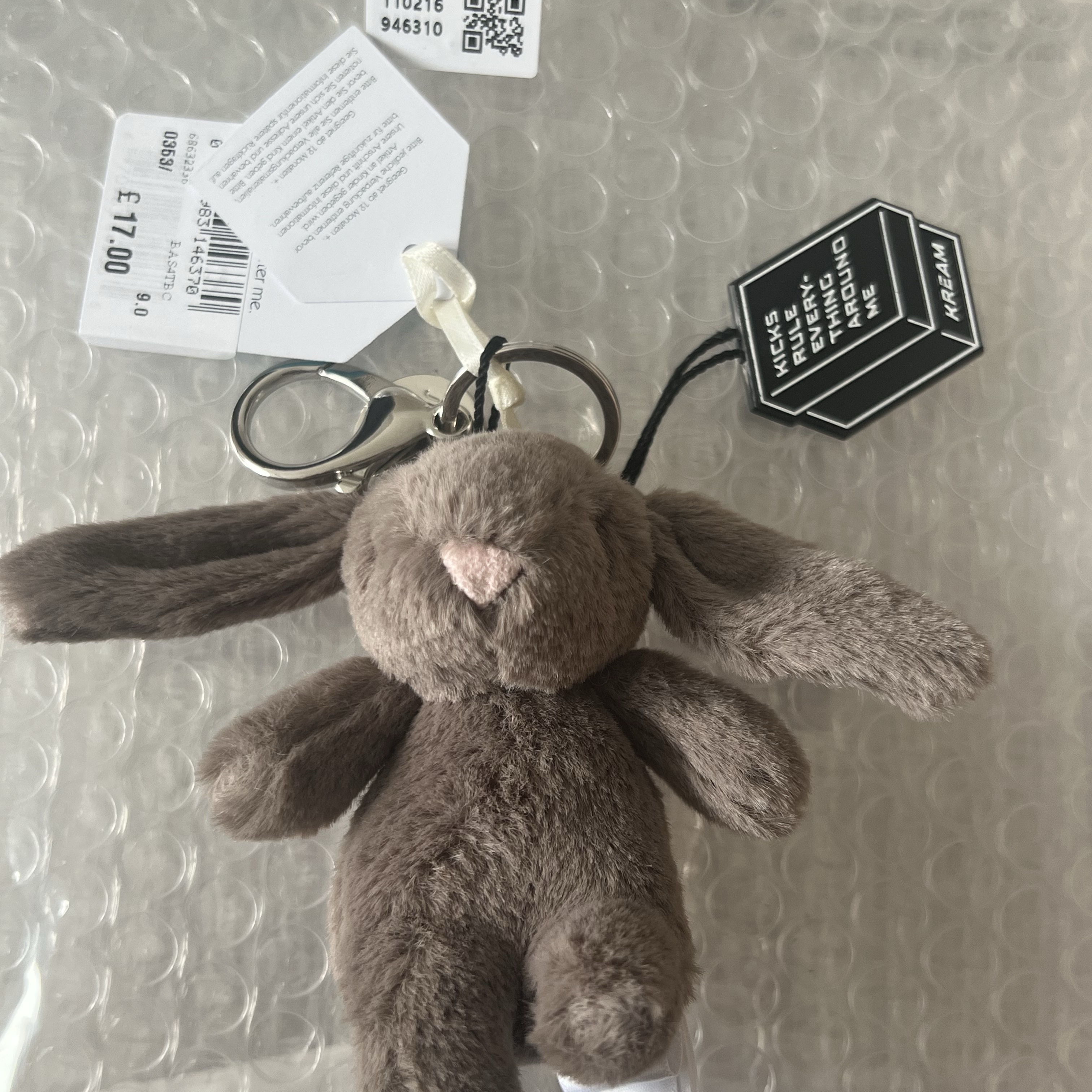 Jellycat Bashful Bunny Truffle Bag Charm Brown 착용 스타일