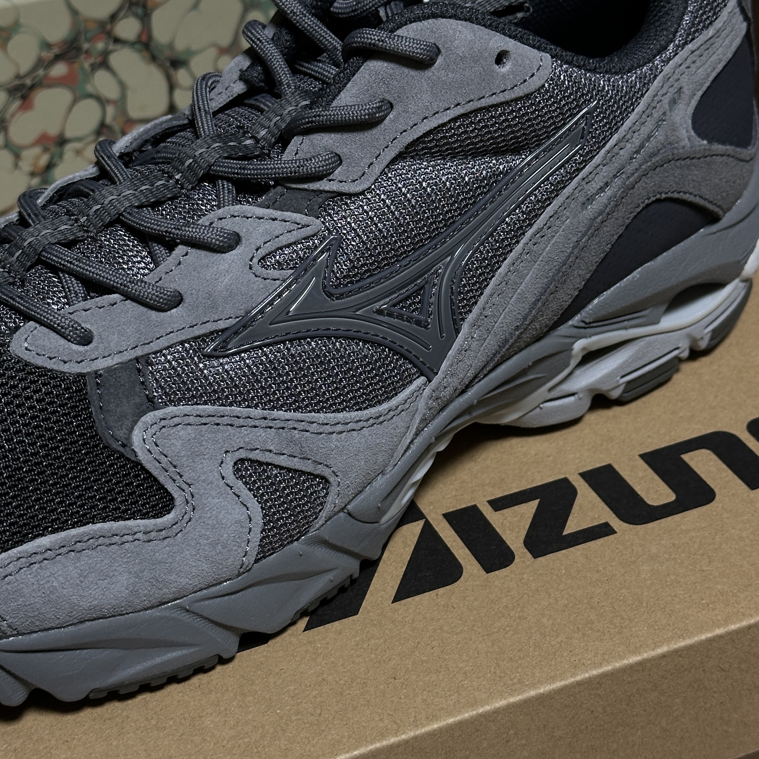 Mizuno x Slow Steady Club Wave Rider 10 Black Oyster Quiet Shade 착용 스타일