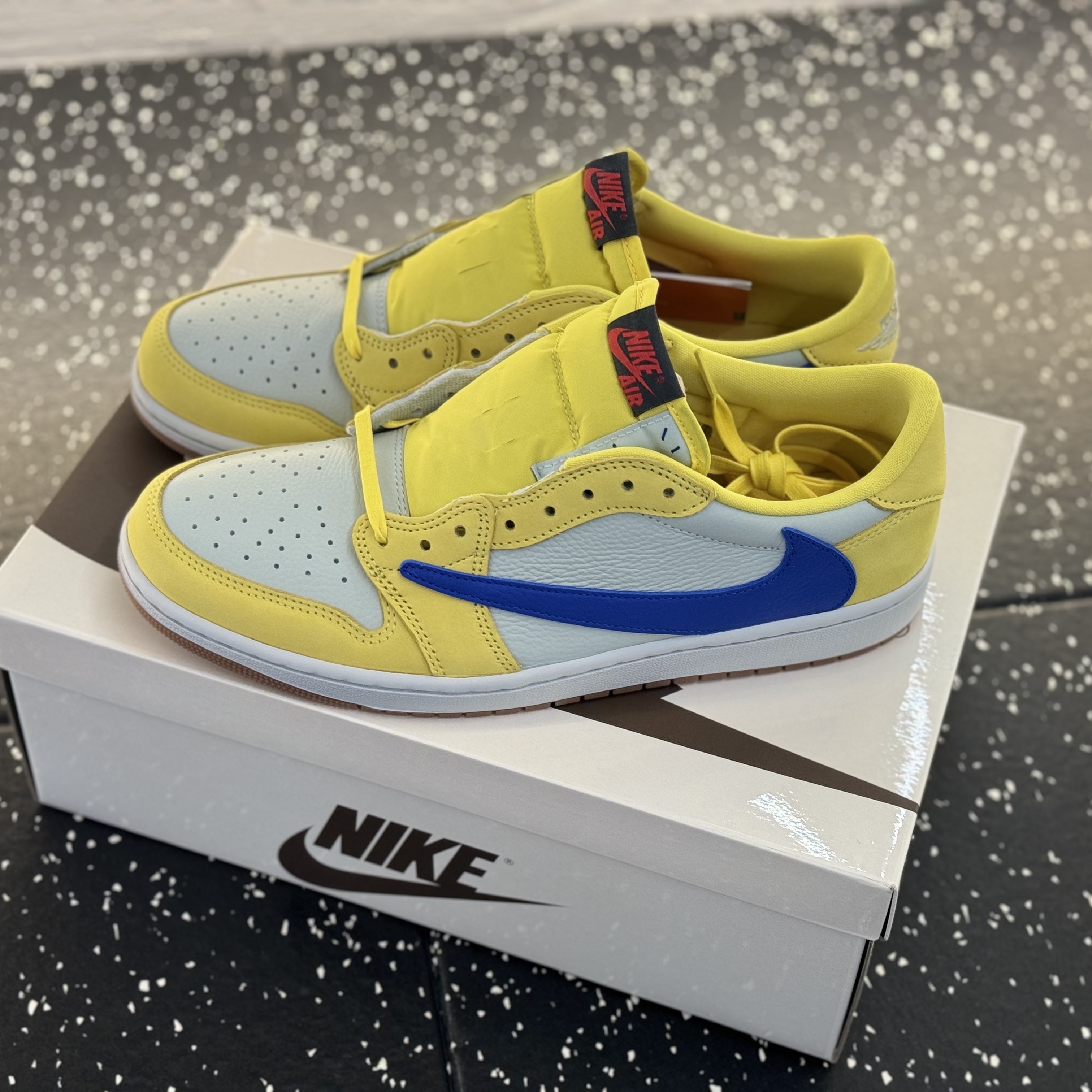 (W) Jordan 1 x Travis Scott Retro Low OG SP Canary, Nike x Sacai VaporWaffle Tour Yellow & Gorge Green Sail 착용 스타일 - 2