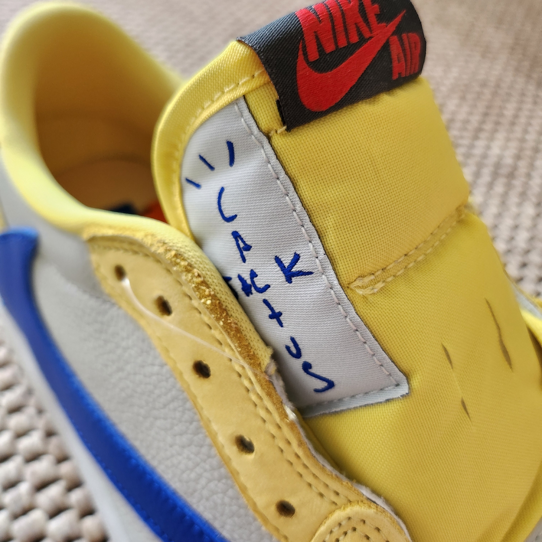 (W) Jordan 1 x Travis Scott Retro Low OG SP Canary 착용 스타일 - 5