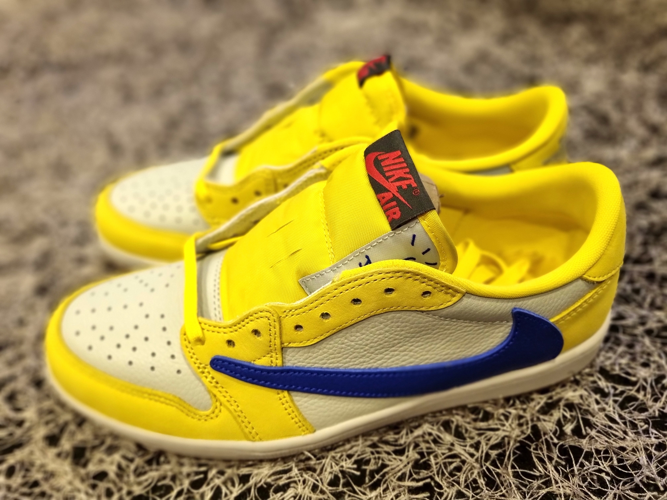 (W) Jordan 1 x Travis Scott Retro Low OG SP Canary 착용 스타일 - 7