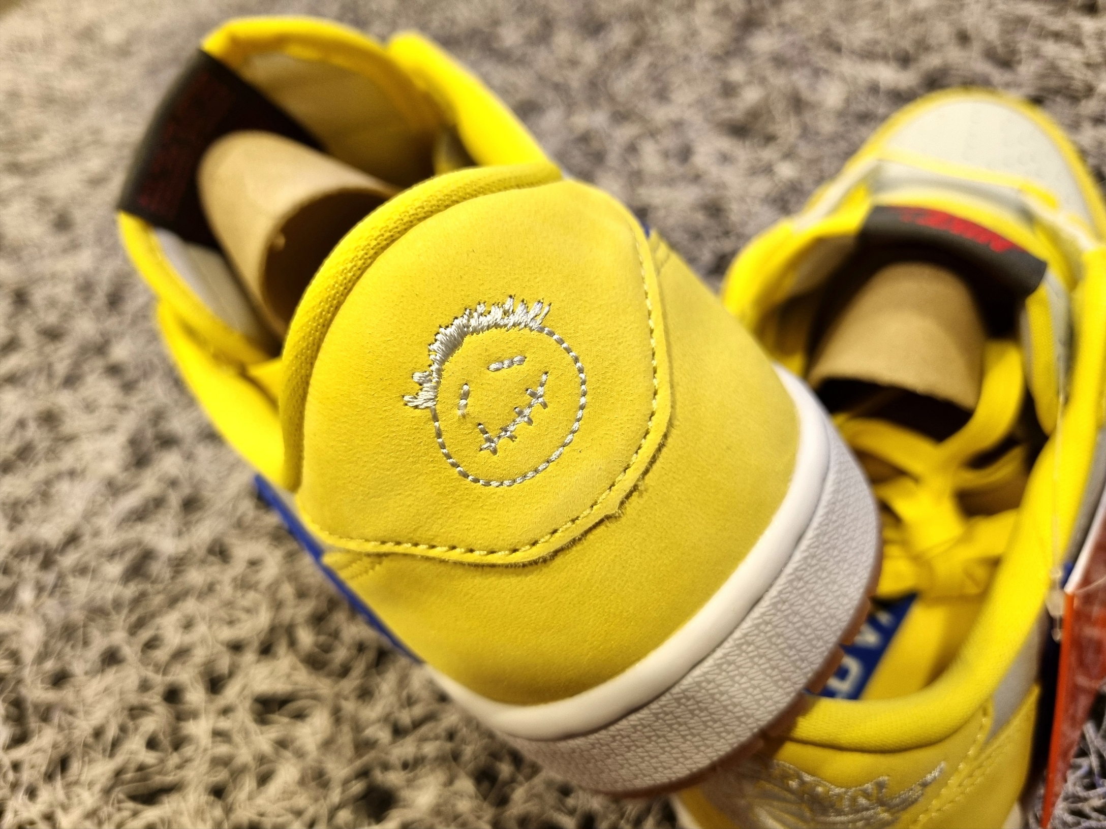 (W) Jordan 1 x Travis Scott Retro Low OG SP Canary 착용 스타일 - 6