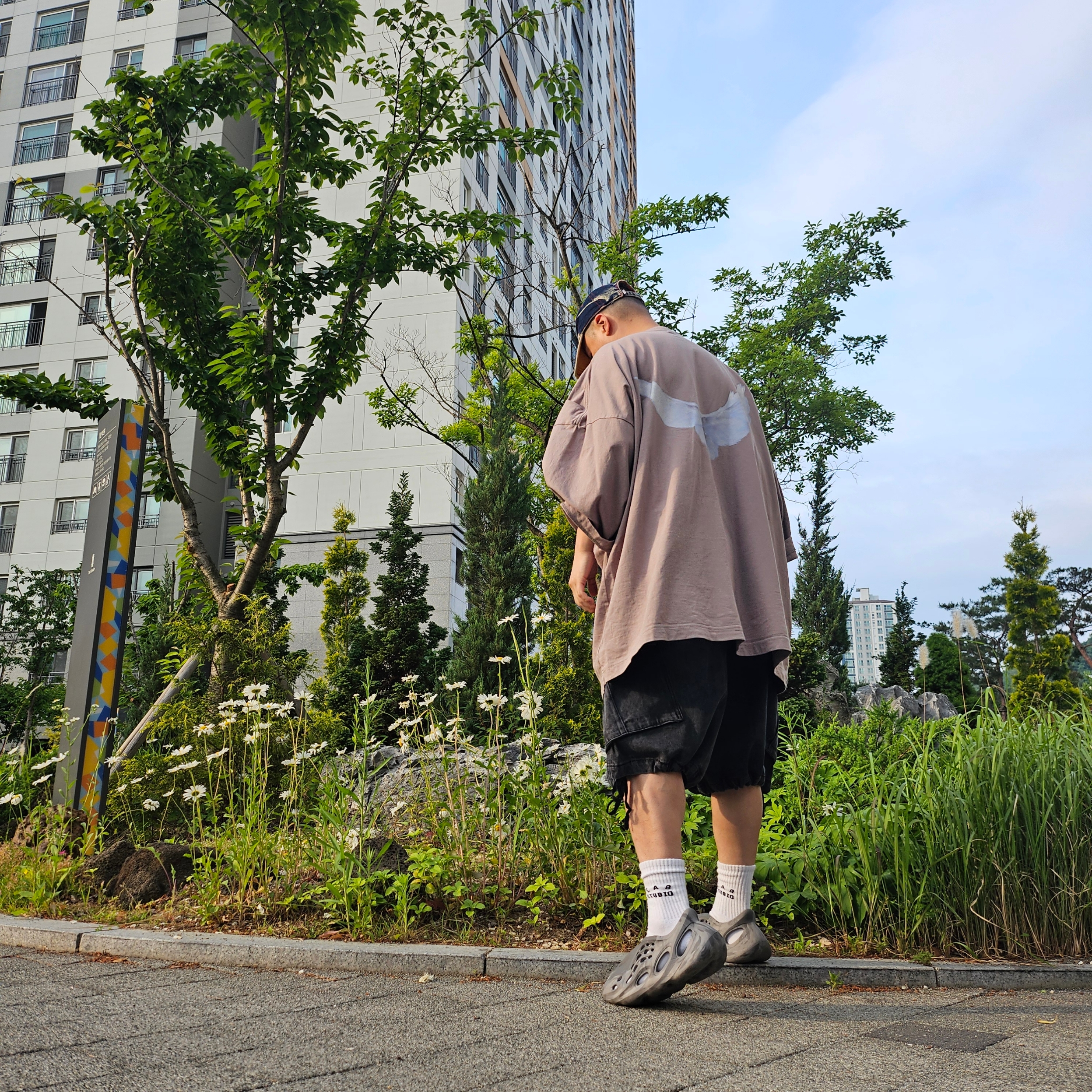 Adidas Yeezy Foam RNNR MX Granite, Yeezy Gap Engineered By Balenciaga Dove 3/4 Sleeve T-Shirt Beige 착용 스타일 - 2