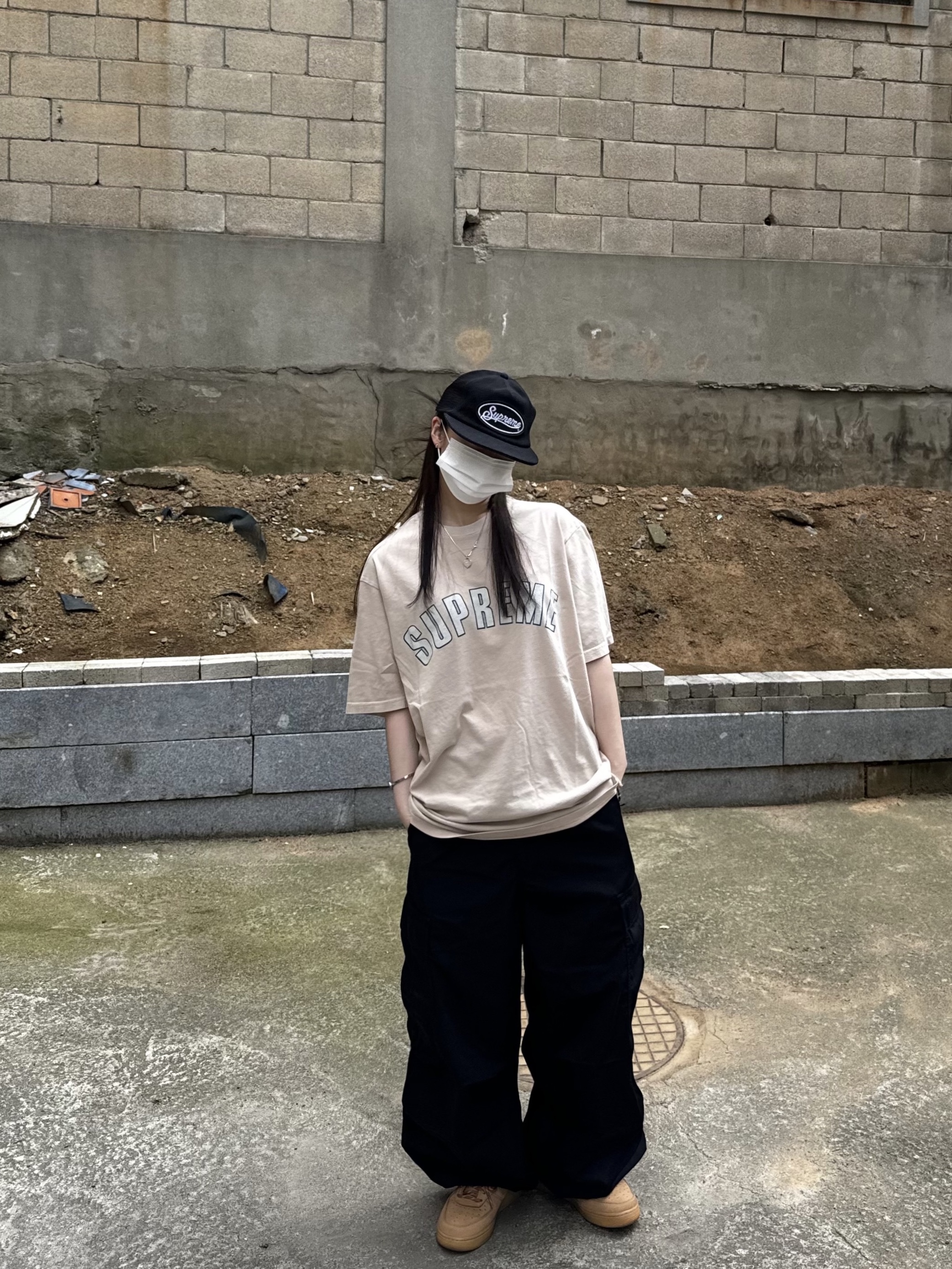 Supreme Terry Mesh Back 5-Panel Black - 24SS, Supreme Cracked Arc S/S Top Light Tan - 24SS 착용 스타일 - 2