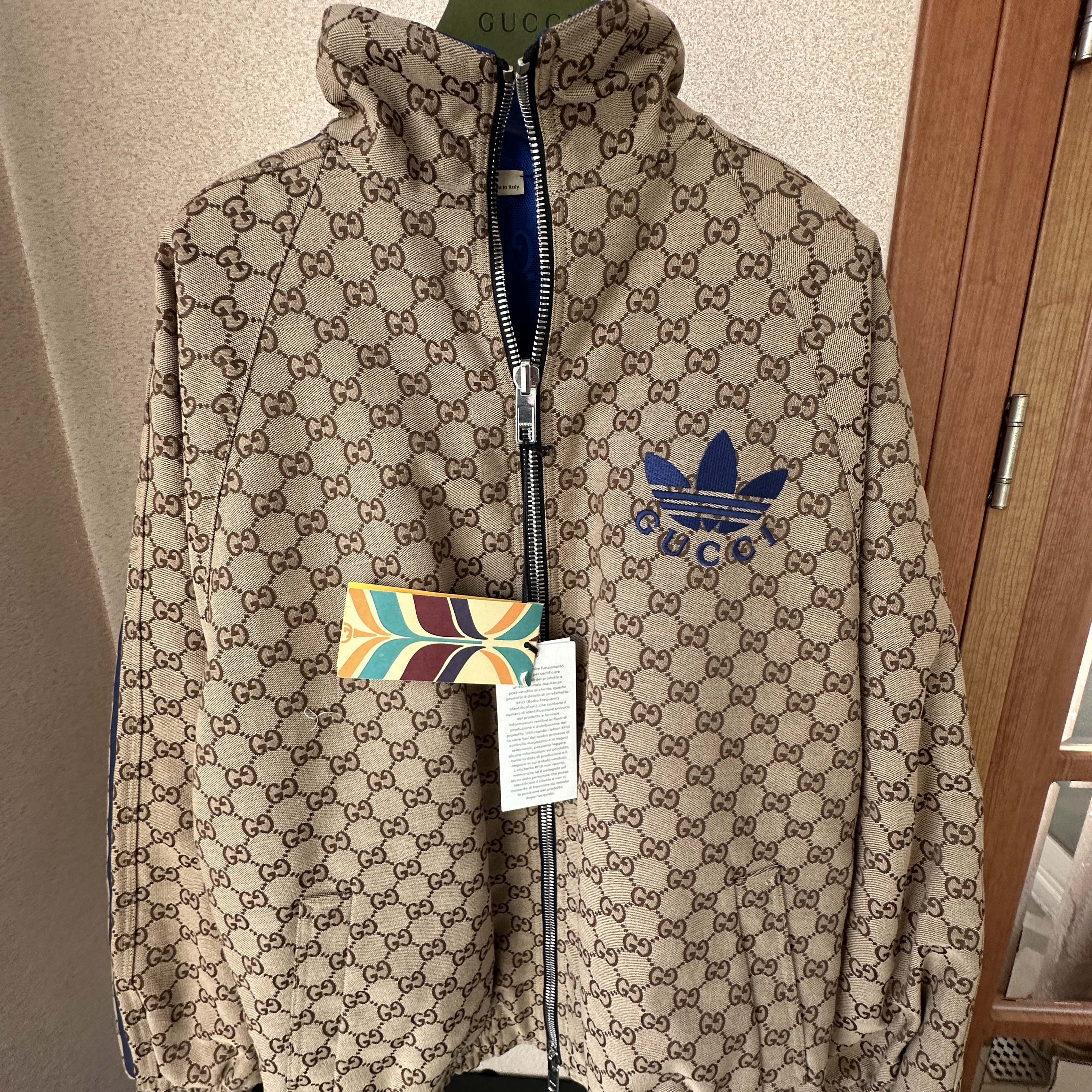 (W) Gucci x Adidas GG Canvas Reversible Bomber Jacket Beige Ebony 착용 스타일 - 2