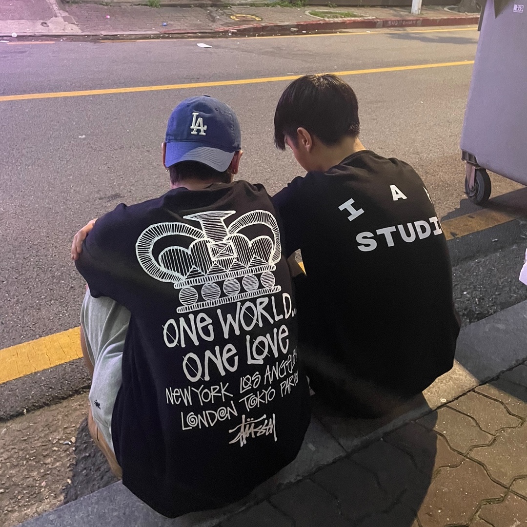 Stussy One World T-Shirt Black, IAB Studio 10th Anniversary T-Shirt Black 착용 스타일