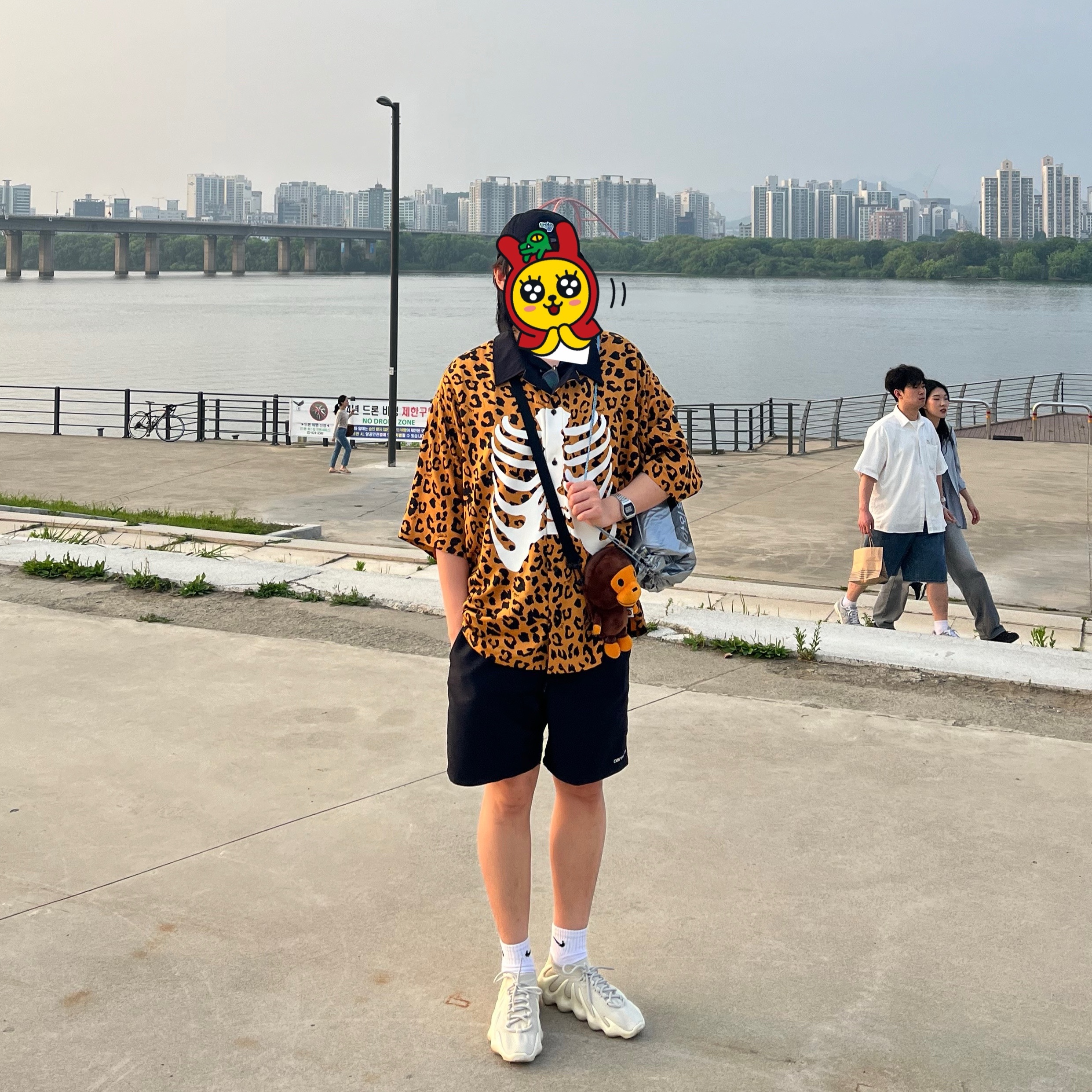Vans x Mark SBTG Skelleton Short Sleeve Shirt Brown, Adidas Yeezy 450 Cloud White 착용 스타일