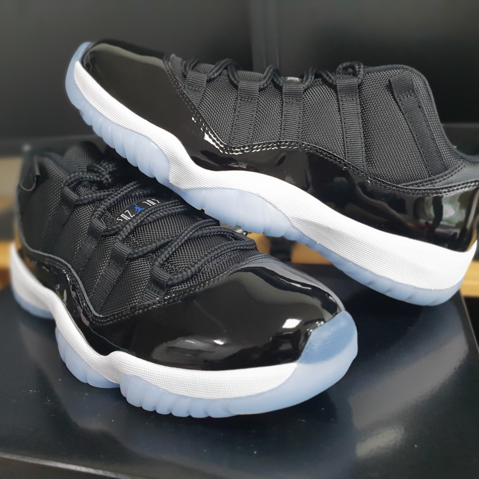 Jordan 11 Retro Low Black and Varsity Royal 착용 스타일