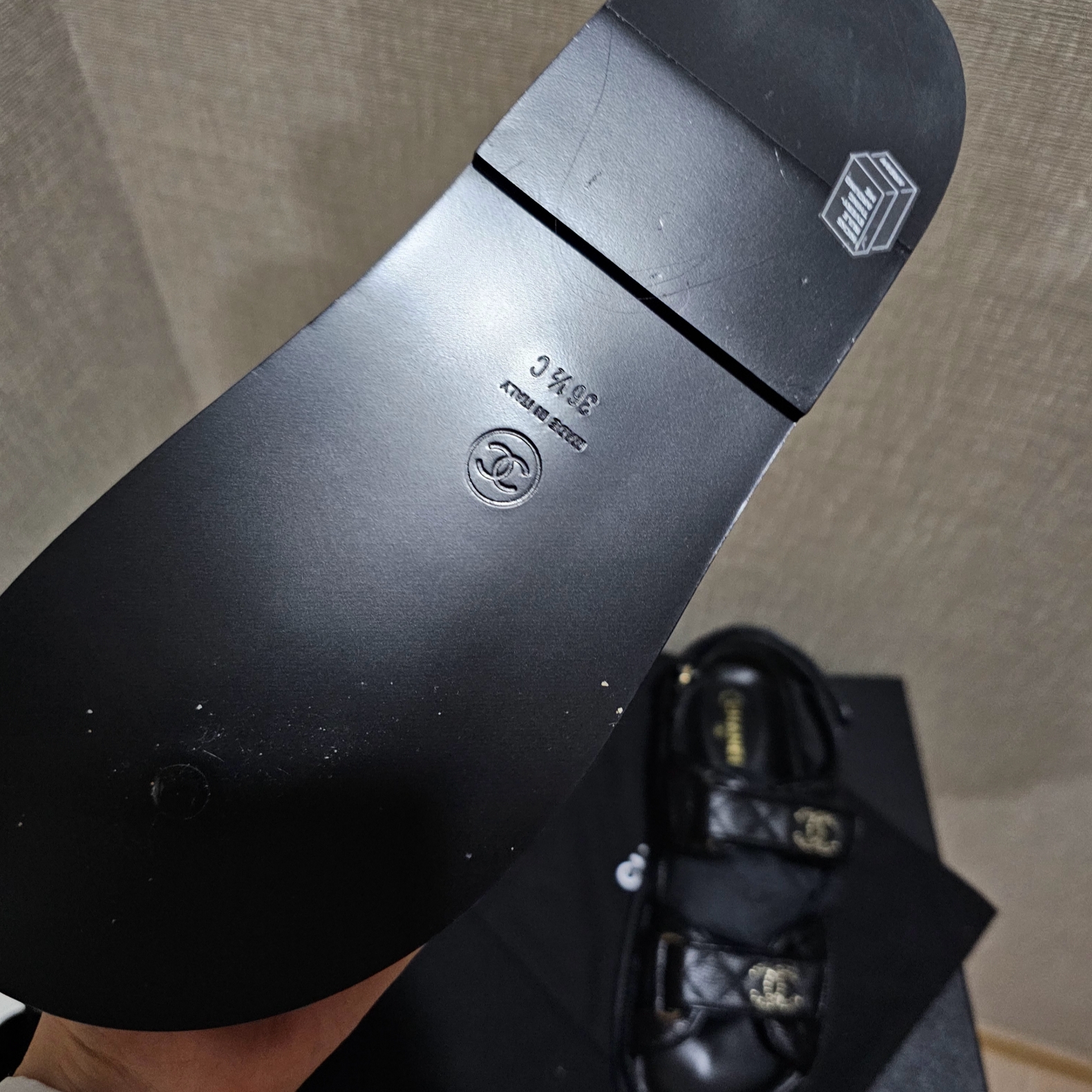 (W) Chanel Sandals Grained Calfskin & Black 착용 스타일 - 5