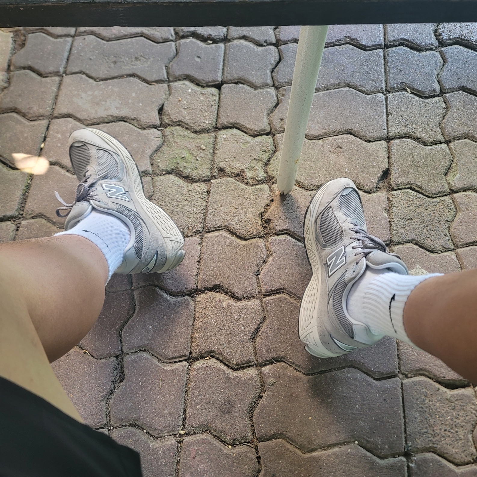 New Balance 2002R Grey 착용 스타일