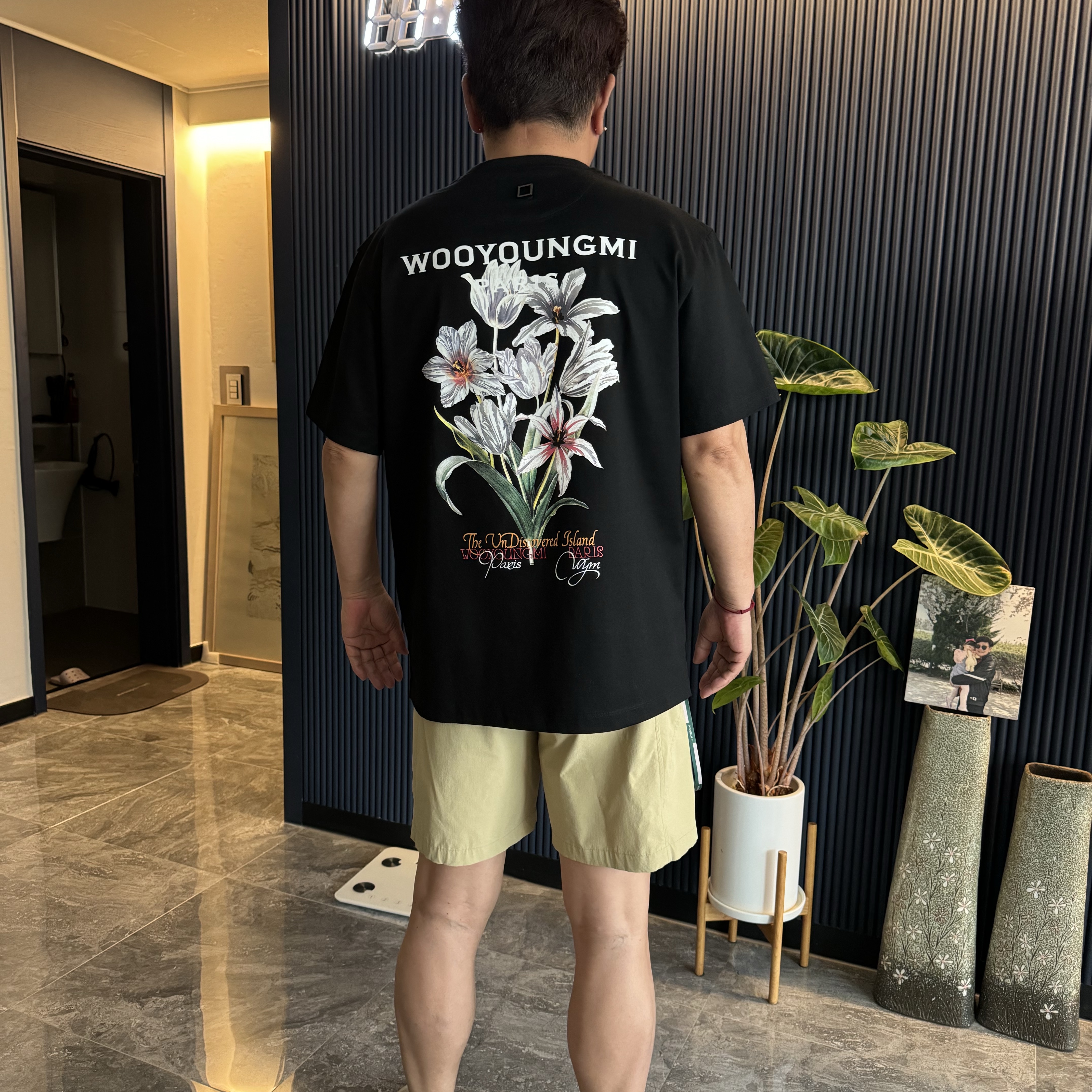 Wooyoungmi Flower Back Logo T-Shirt Black - 24SS 착용 스타일 - 1