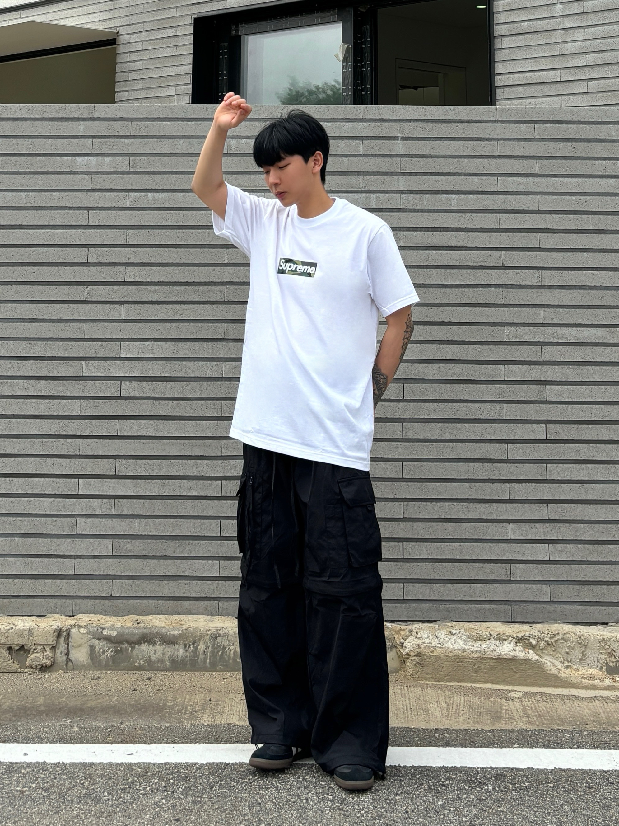 아디다스 삼바 OG 블랙 화이트 검, 슈프림 박스로고 티셔츠 화이트 - 23FW 착용 스타일 - 2