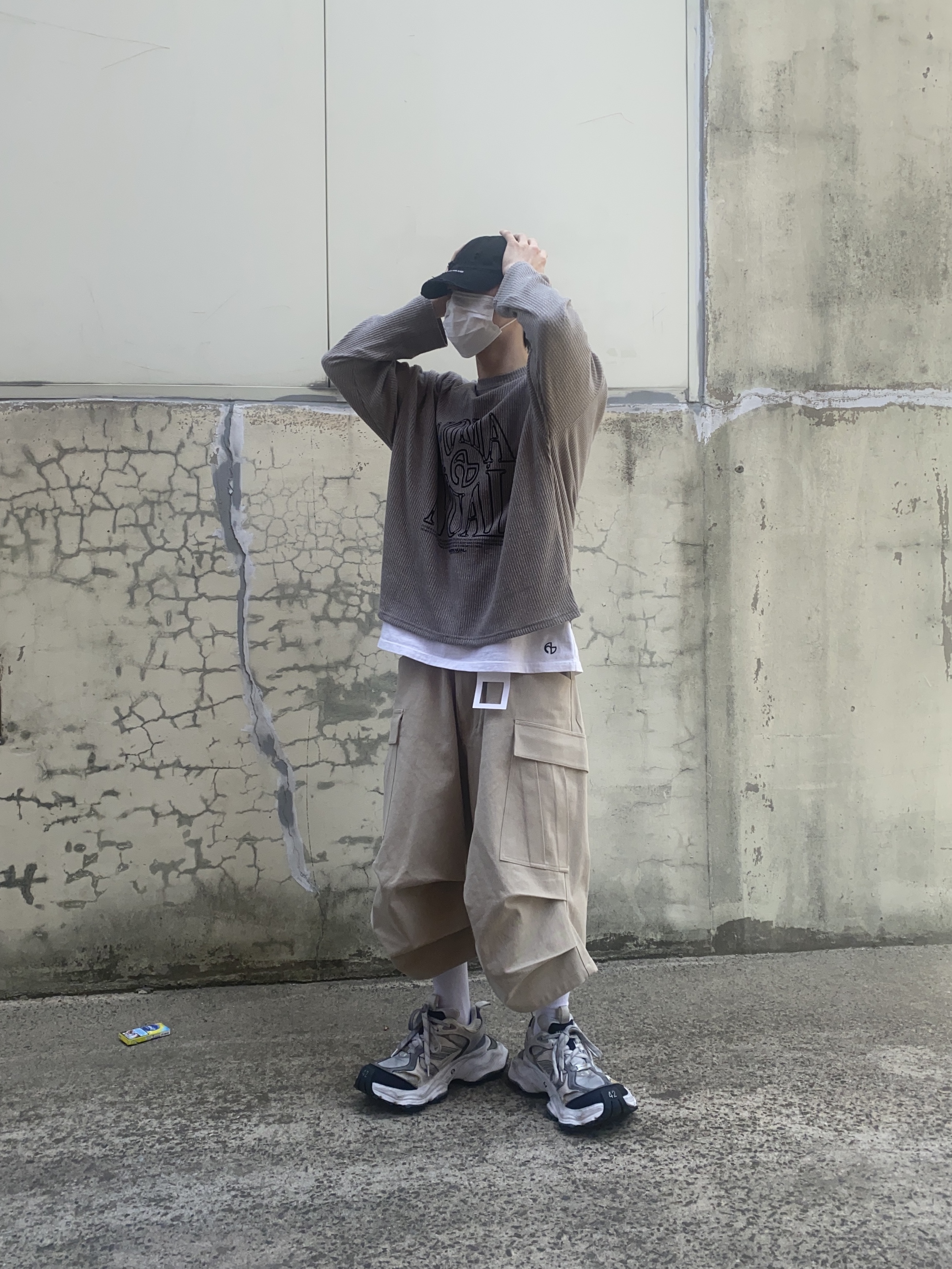 Balenciaga Cargo Sneakers White Grey, Nonnod Side Cargo Shorts Beige 착용 스타일 - 4