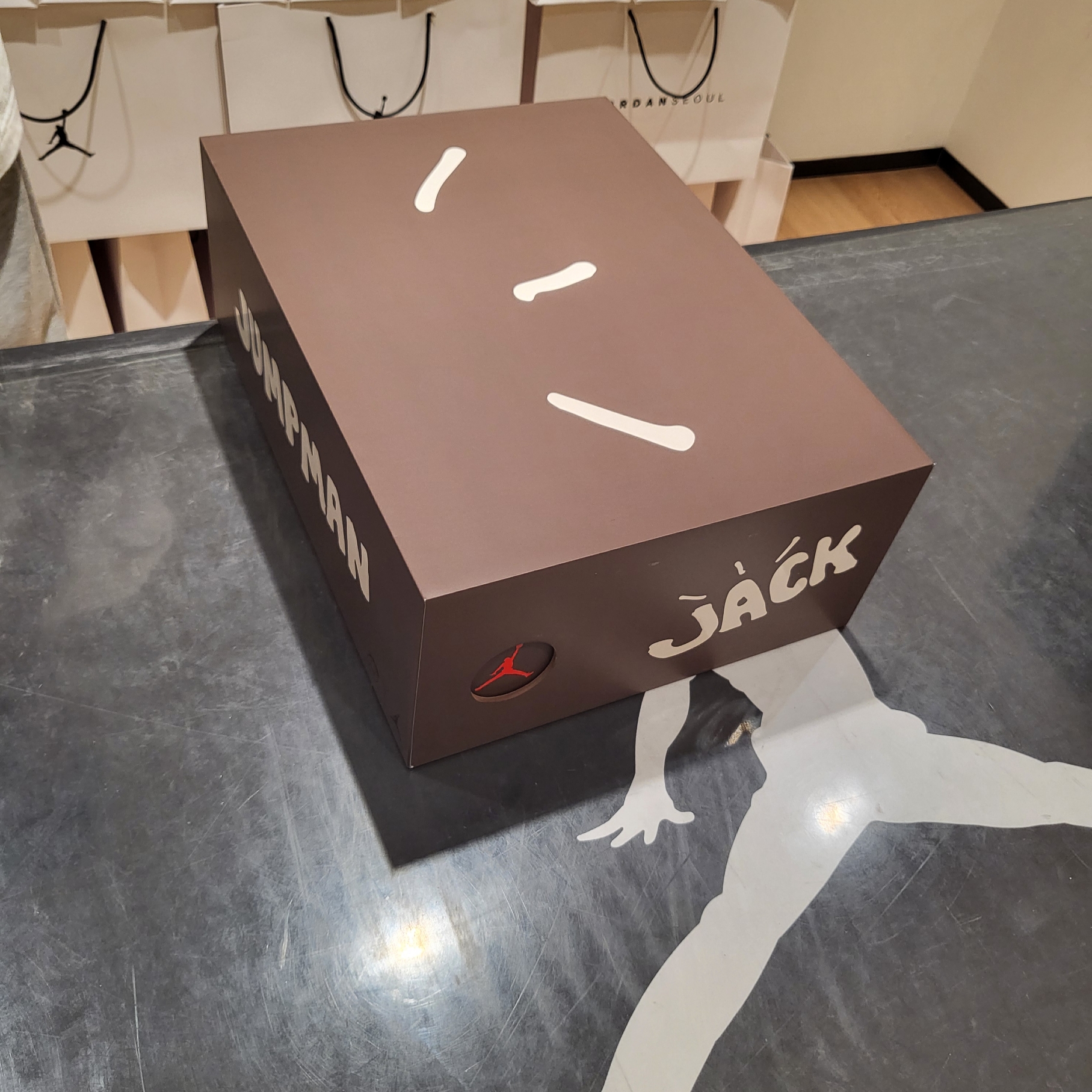 Jordan x Travis Scott Jumpman Jack TR Sail and Dark Mocha 착용 스타일 - 2