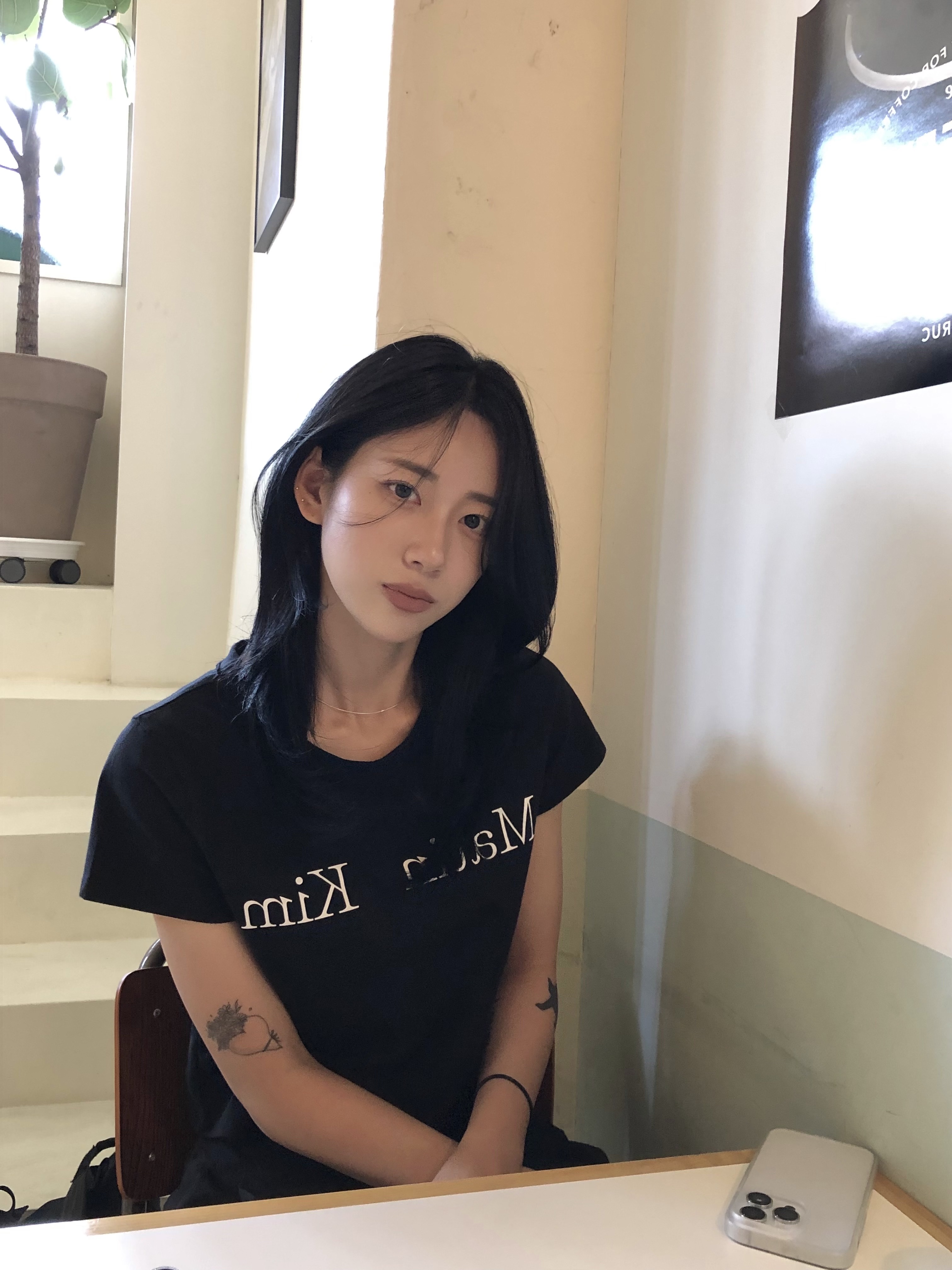 (W) Matin Kim Logo Crop Top Black 착용 스타일