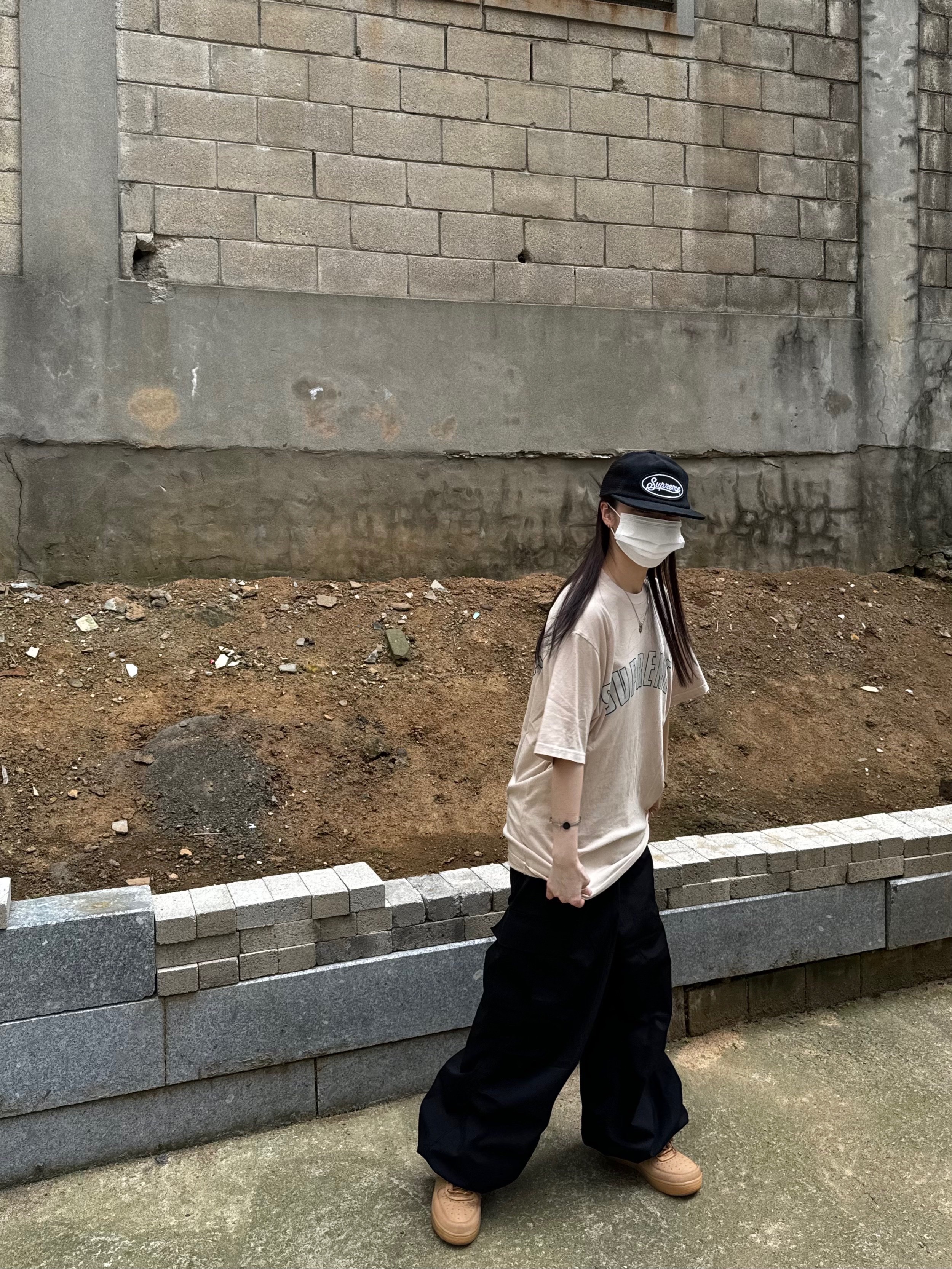 Supreme Cracked Arc S/S Top Light Tan - 24SS, Supreme Terry Mesh Back 5-Panel Black - 24SS 착용 스타일 - 2