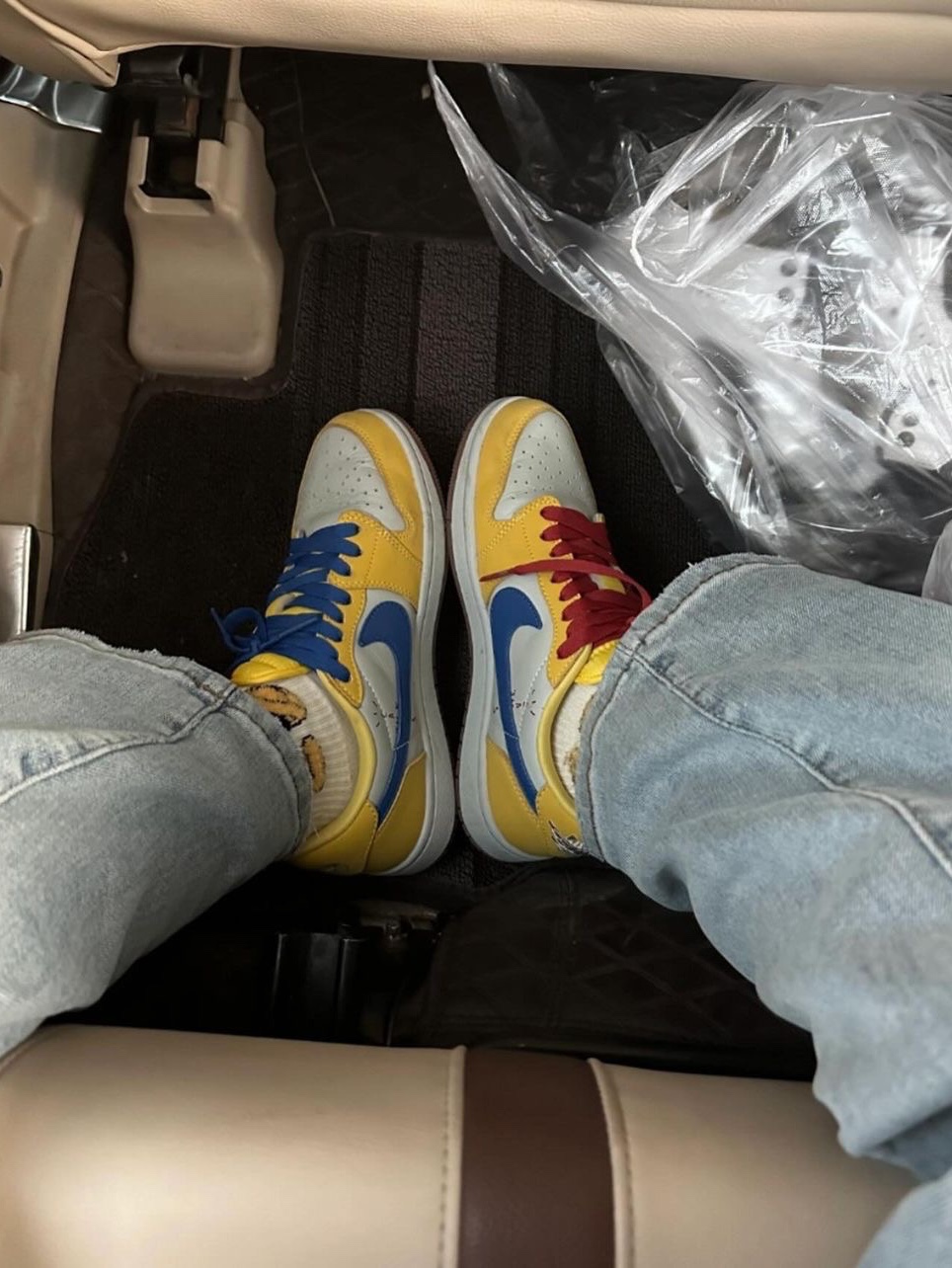 (W) Jordan 1 x Travis Scott Retro Low OG SP Canary 착용 스타일 - 2