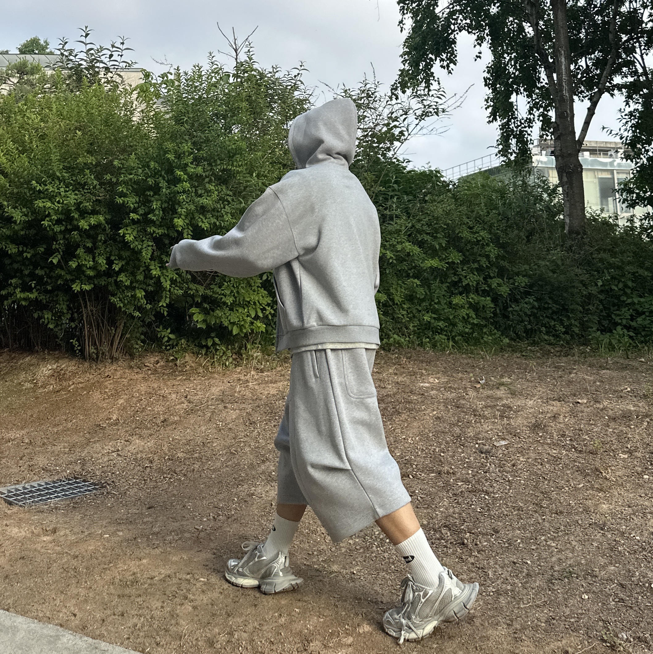 Nonnod Scuba Zip Hoodie Grey, Balenciaga 3XL Sneakers Light Beige 착용 스타일