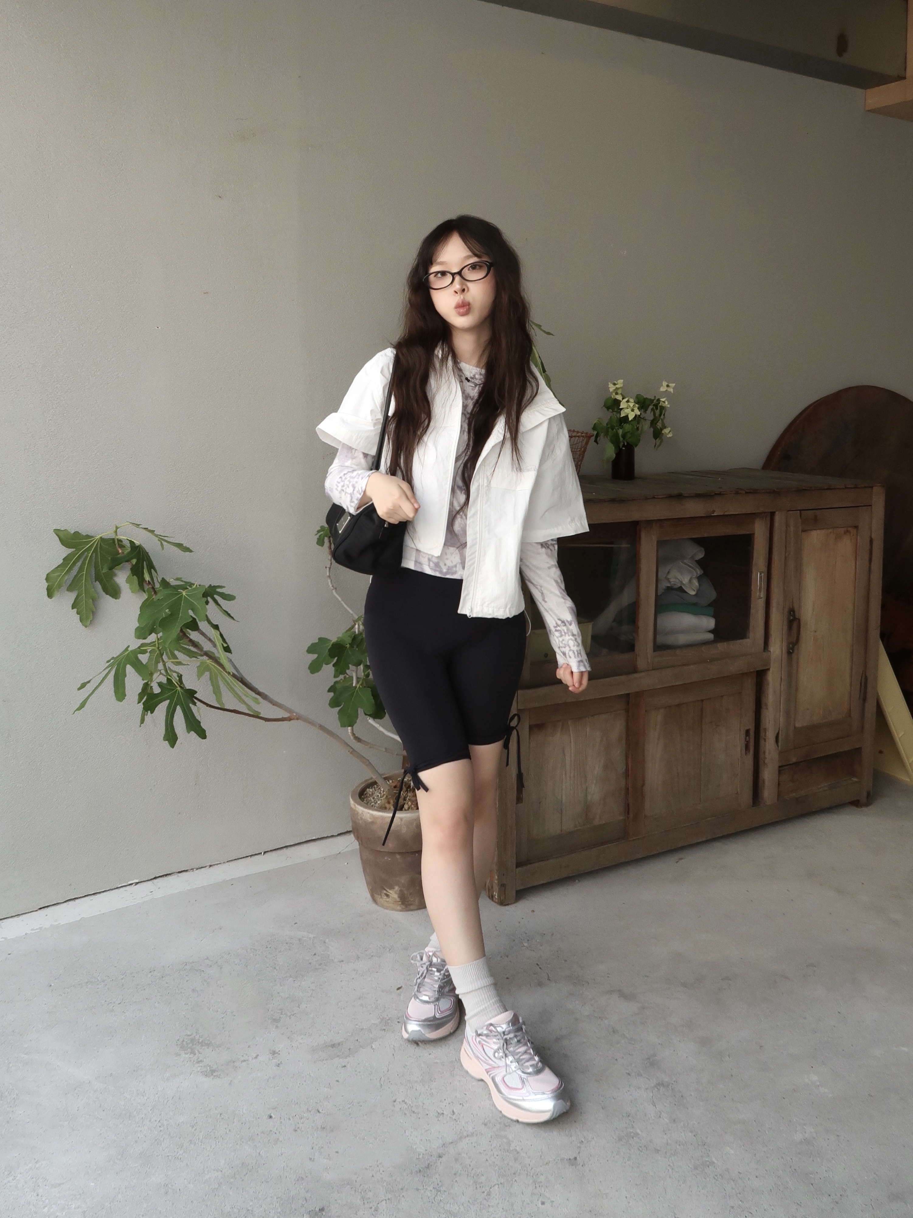 Fila Interun Pink Blossom, Matin Kim Sporty Tote Bag Black 착용 스타일 - 1