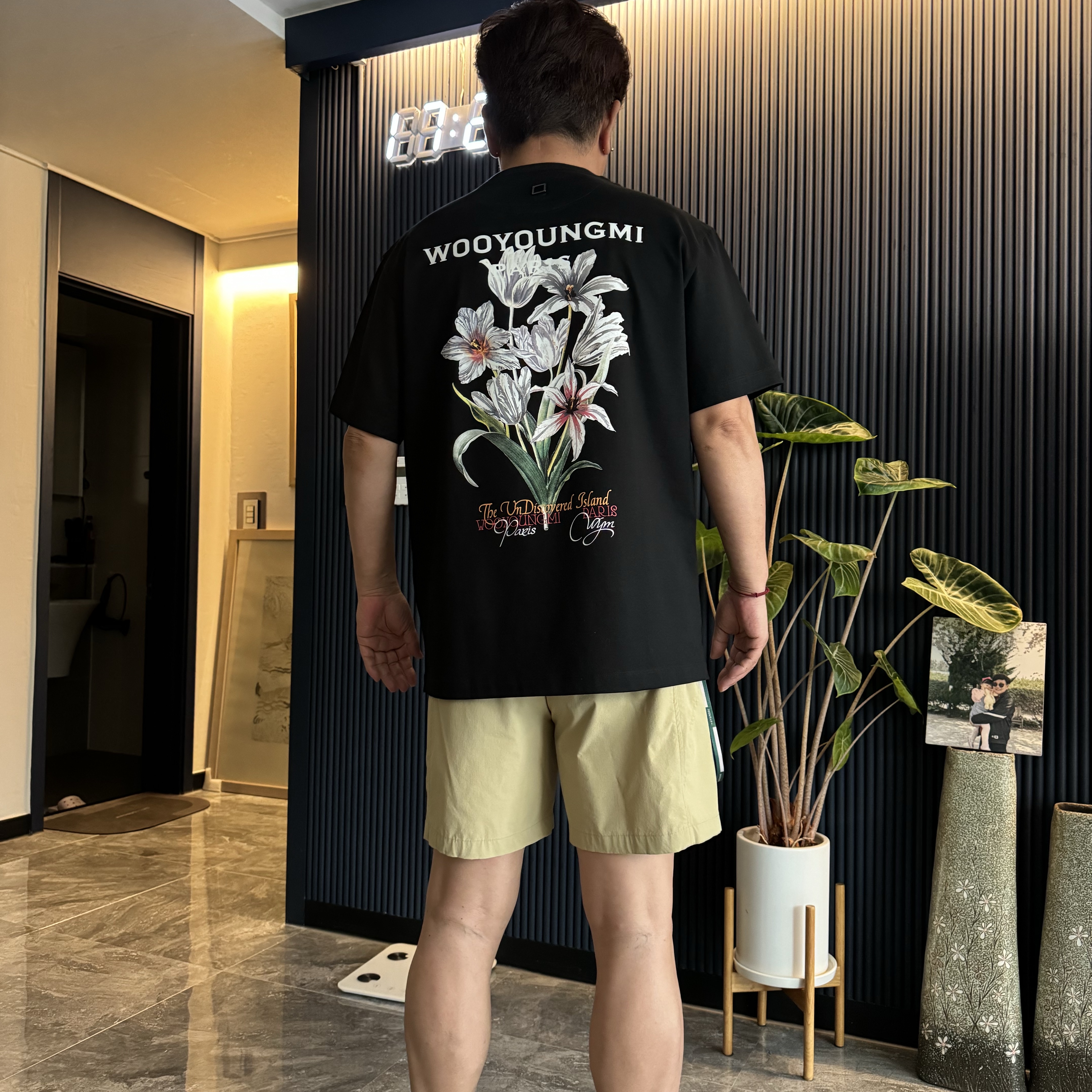 Wooyoungmi Flower Back Logo T-Shirt Black - 24SS 착용 스타일 - 2