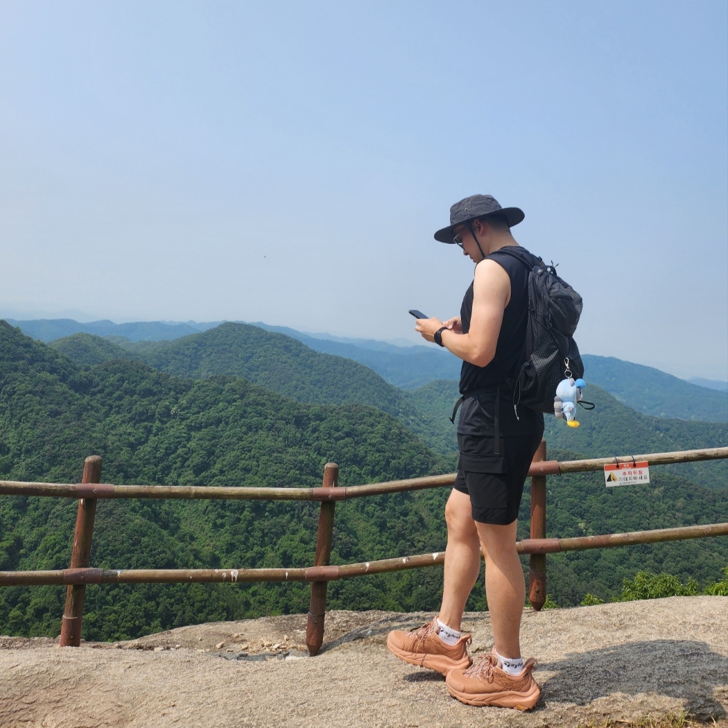 Hoka Kaha 2 Low Gore-Tex Cork Cappuccino, Fjallraven Abisko Summer Hat Dark Grey 착용 스타일