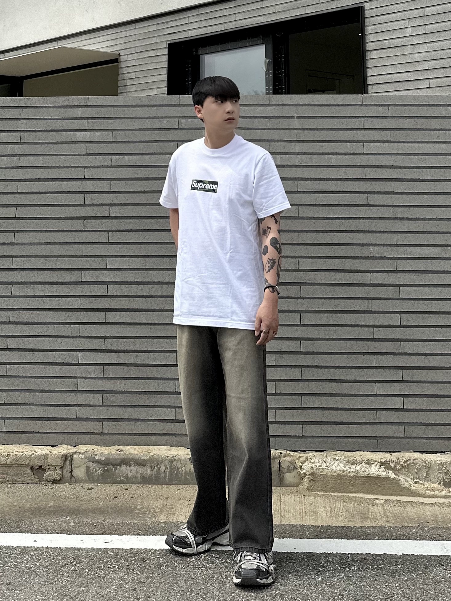 Balenciaga 3XL Sneakers Grey White Red 착용 스타일 - 1