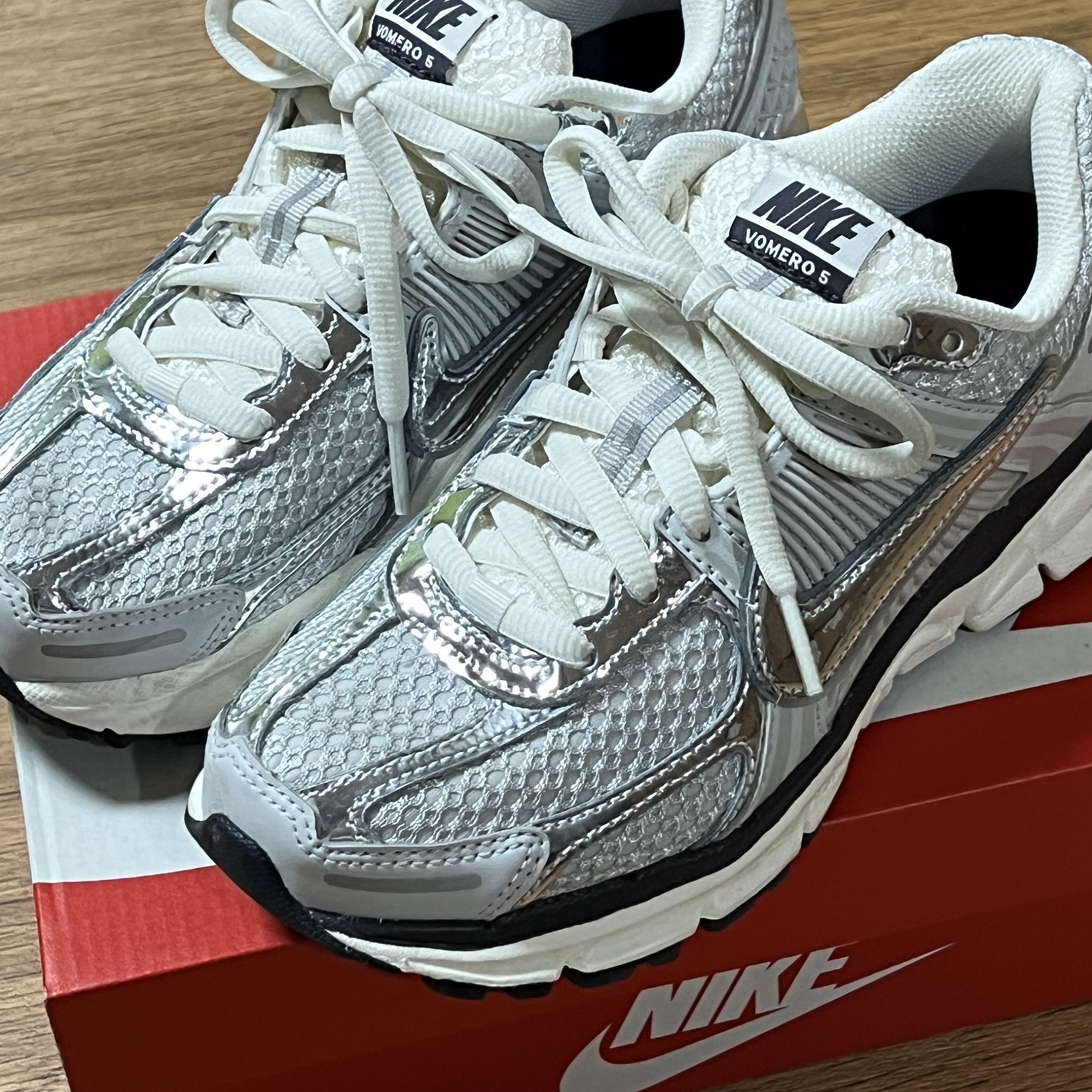 (W) Nike Zoom Vomero 5 Photon Dust and Metallic Silver 착용 스타일