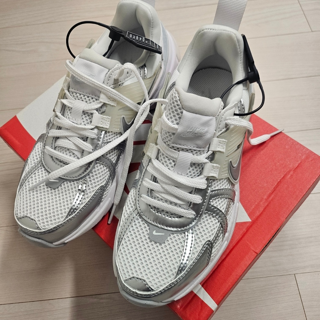 Nike V2K Run Metallic Silver White 착용 스타일