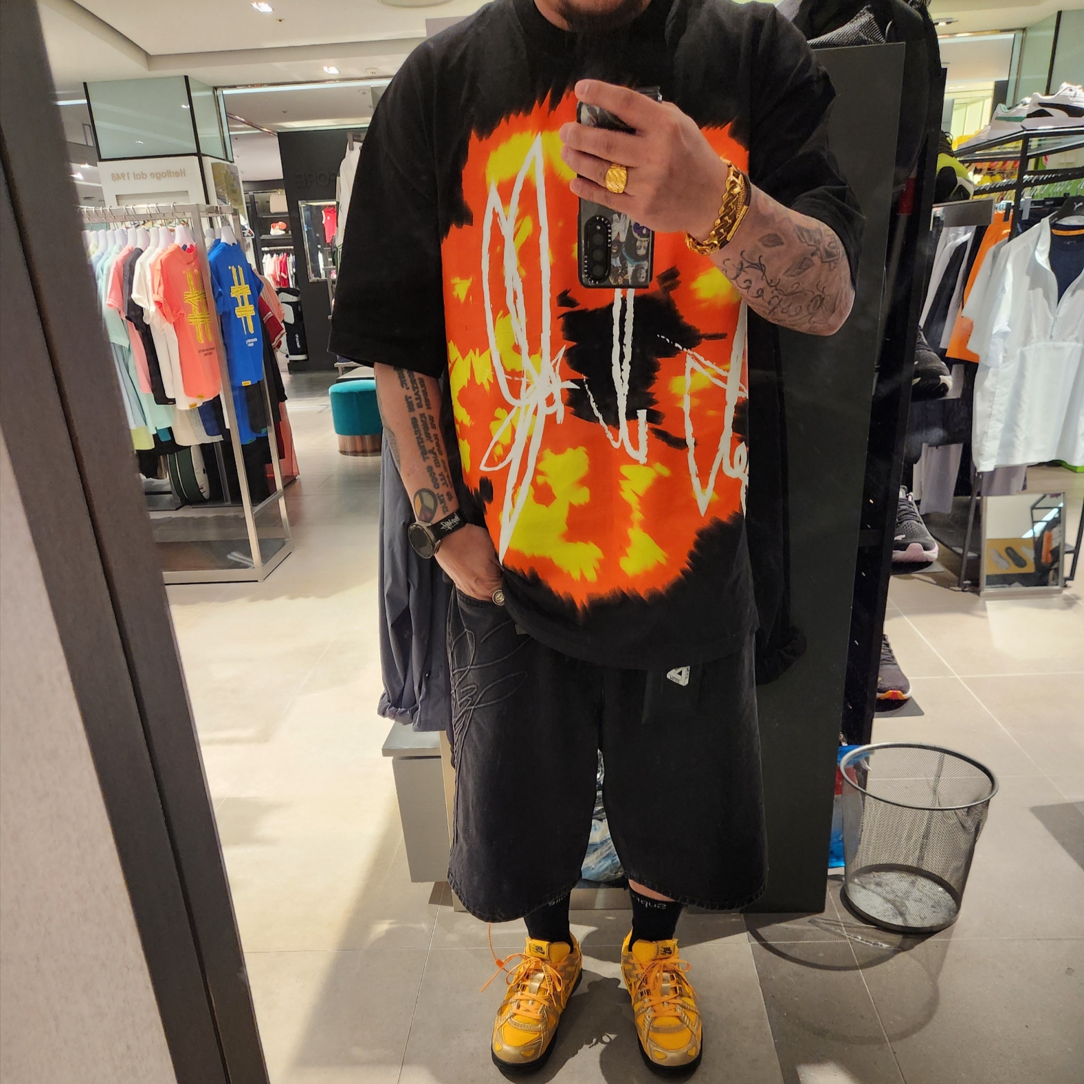 Supreme Script Baggy Denim Short Washed Black - 24SS, Nike x Off-White Air Rubber Dunk University Gold 착용 스타일 - 2
