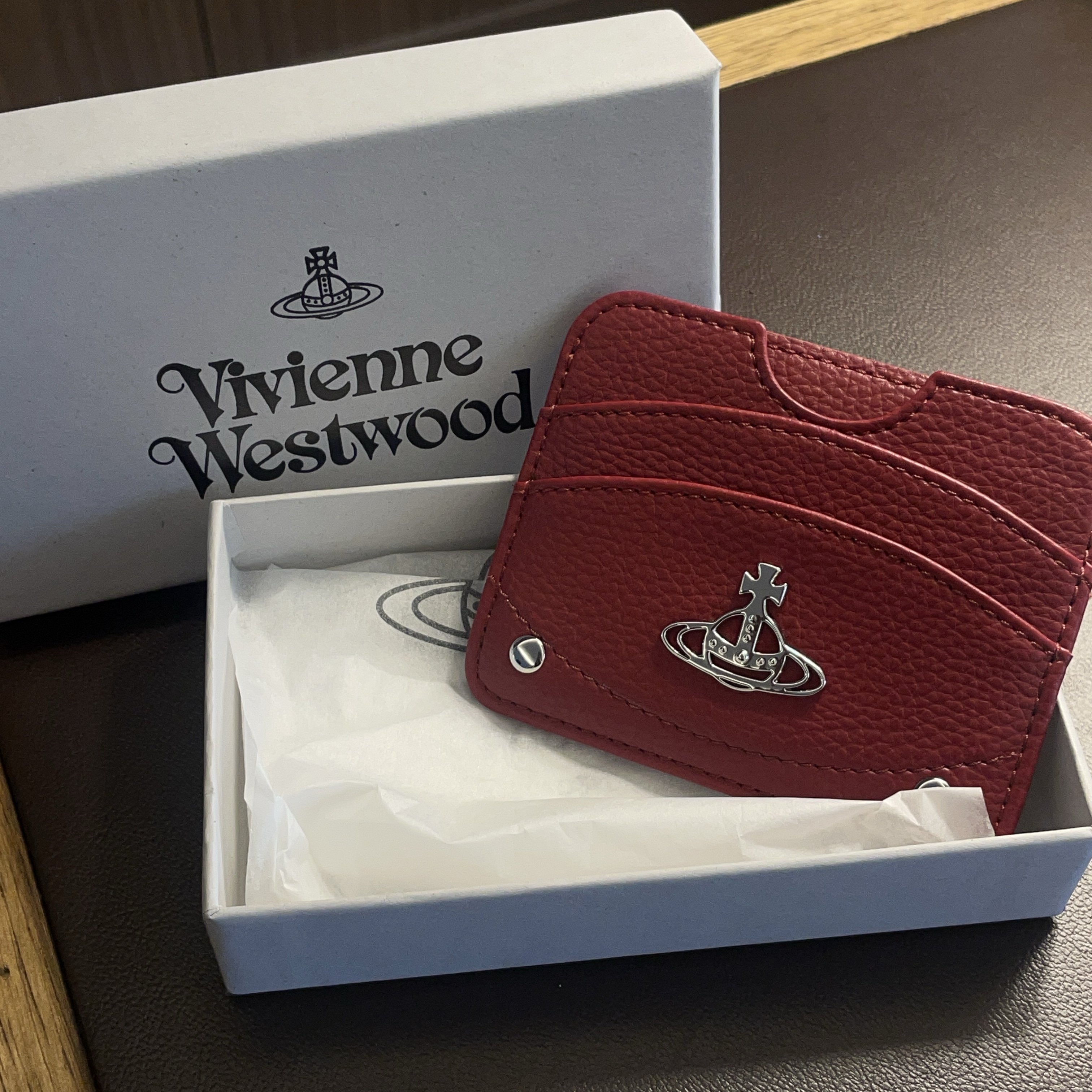 Vivienne Westwood Re-Vegan Grain Half Moon Card Holder Red 착용 스타일
