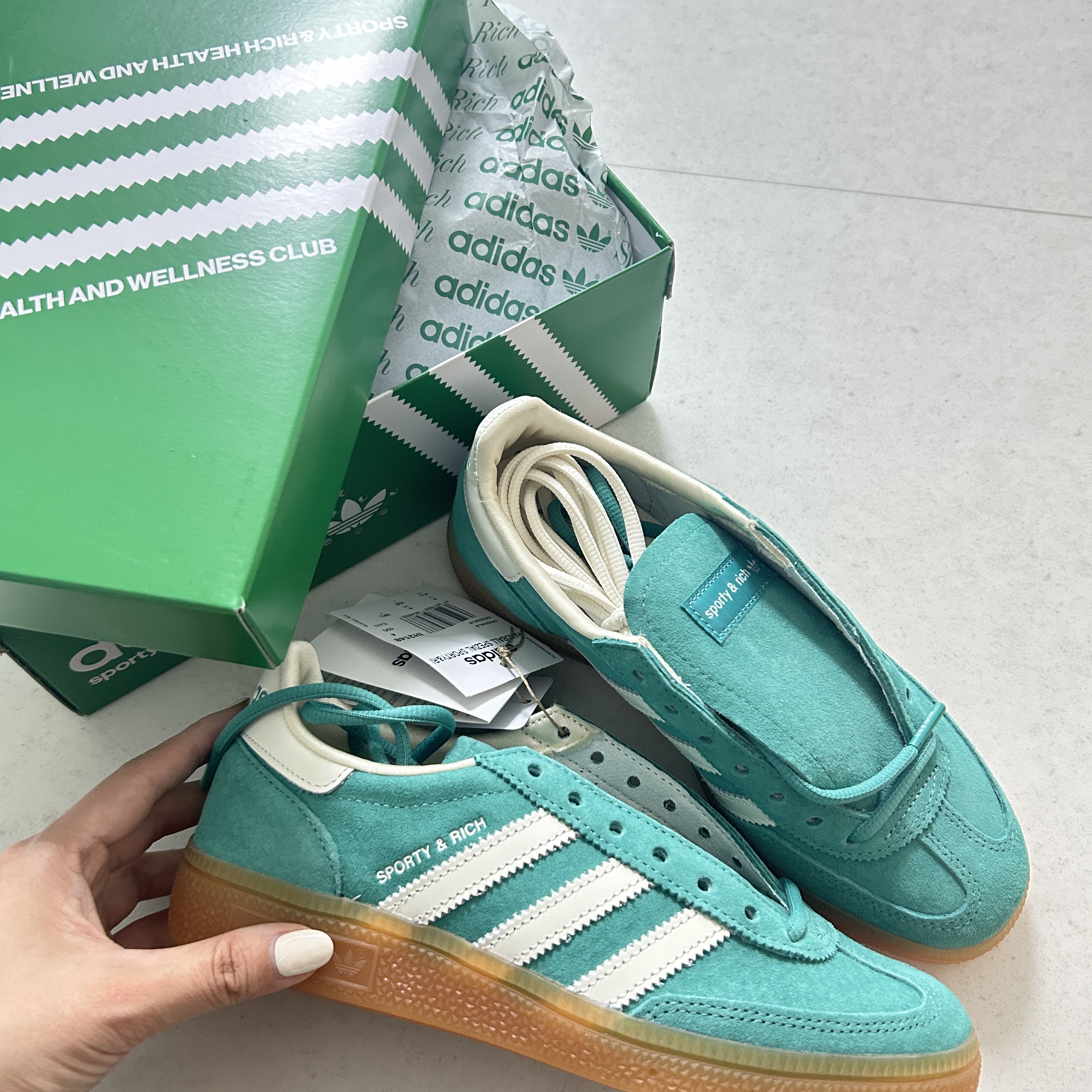 Adidas x Sporty & Rich Spezial Handball Pantone Core White 착용 스타일