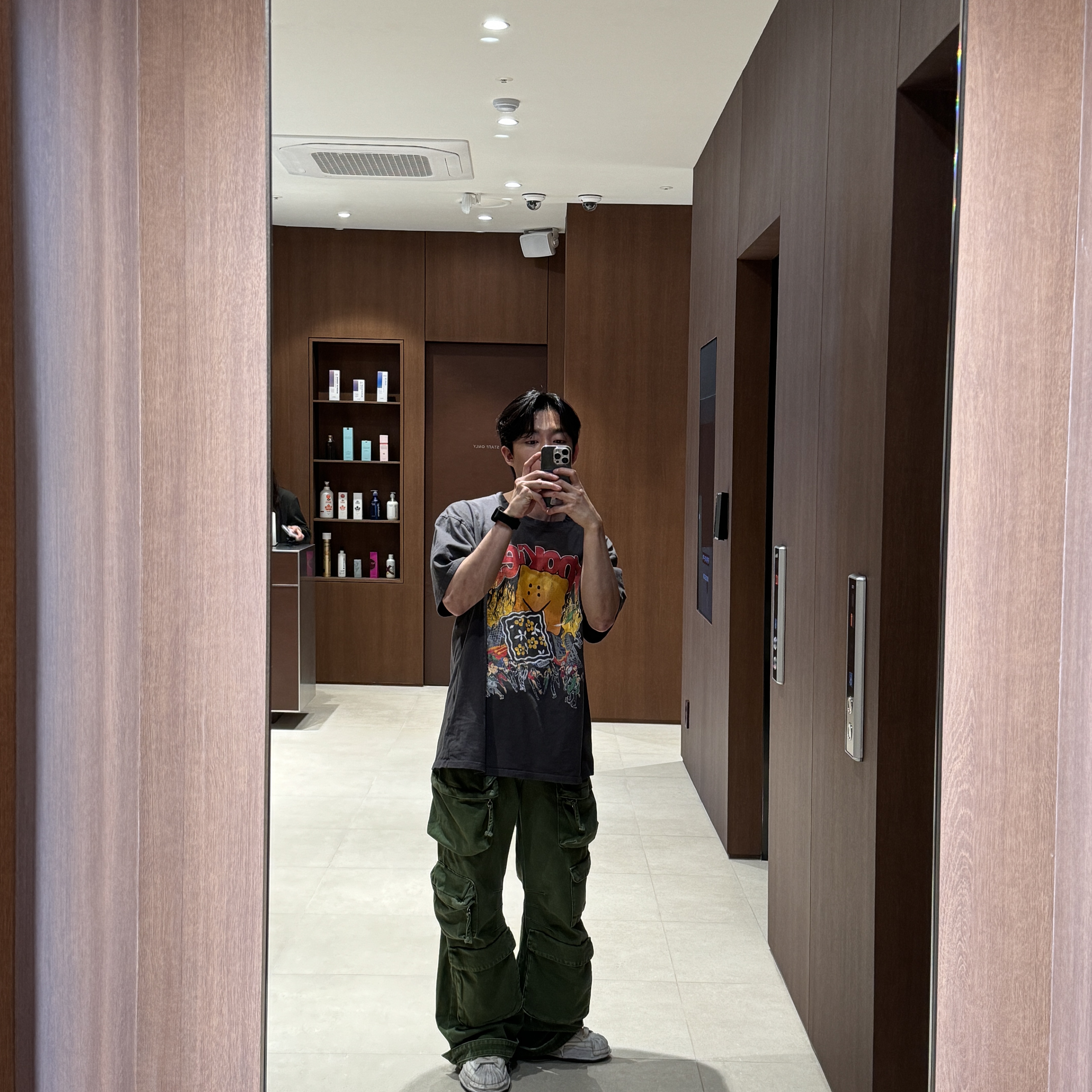 Zara Utility Pocket Pants Green, Kapital 20 Crew T-Shirt Ink Black 착용 스타일